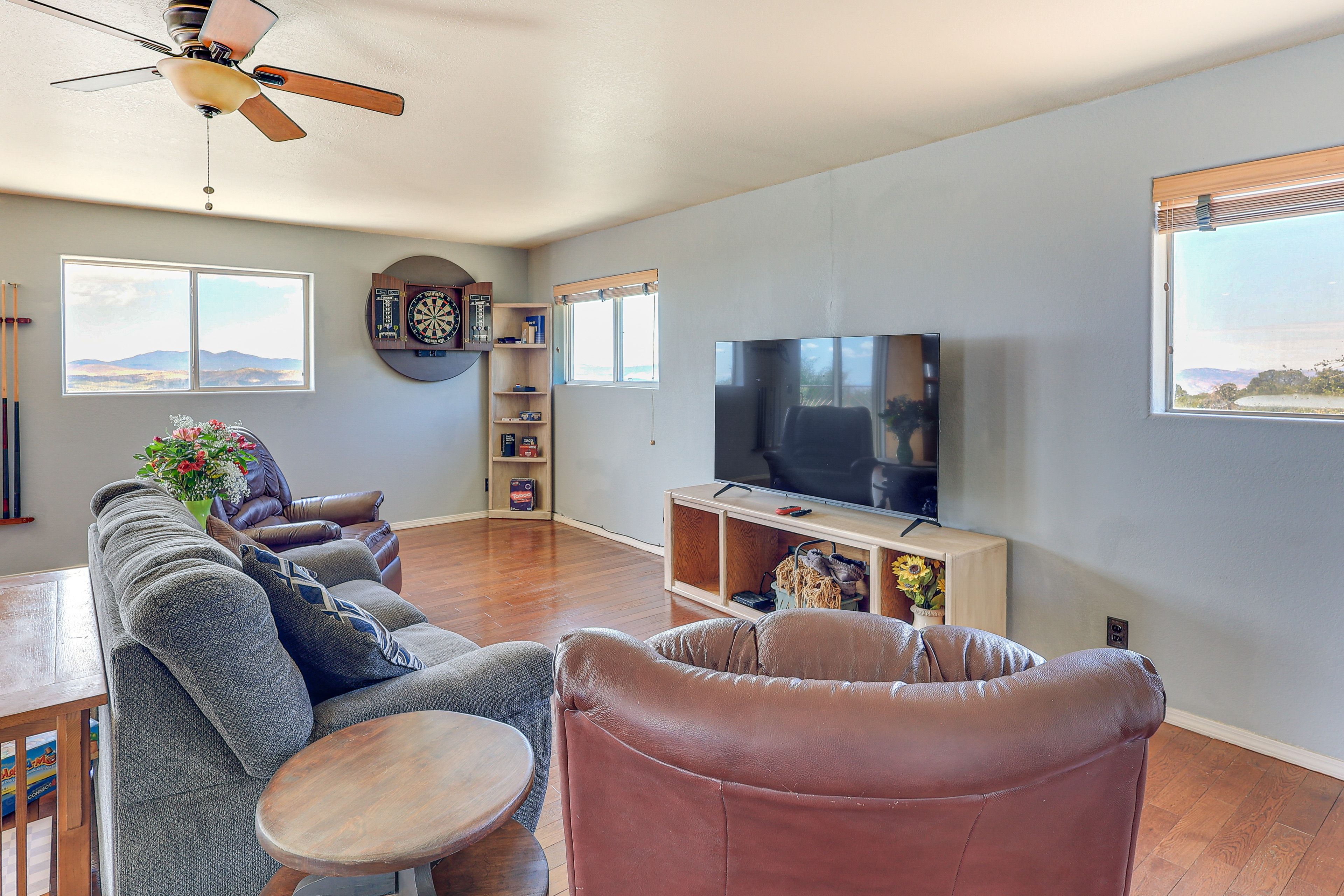 Living Room | Smart TV | Free WiFi | Central A/C & Heating