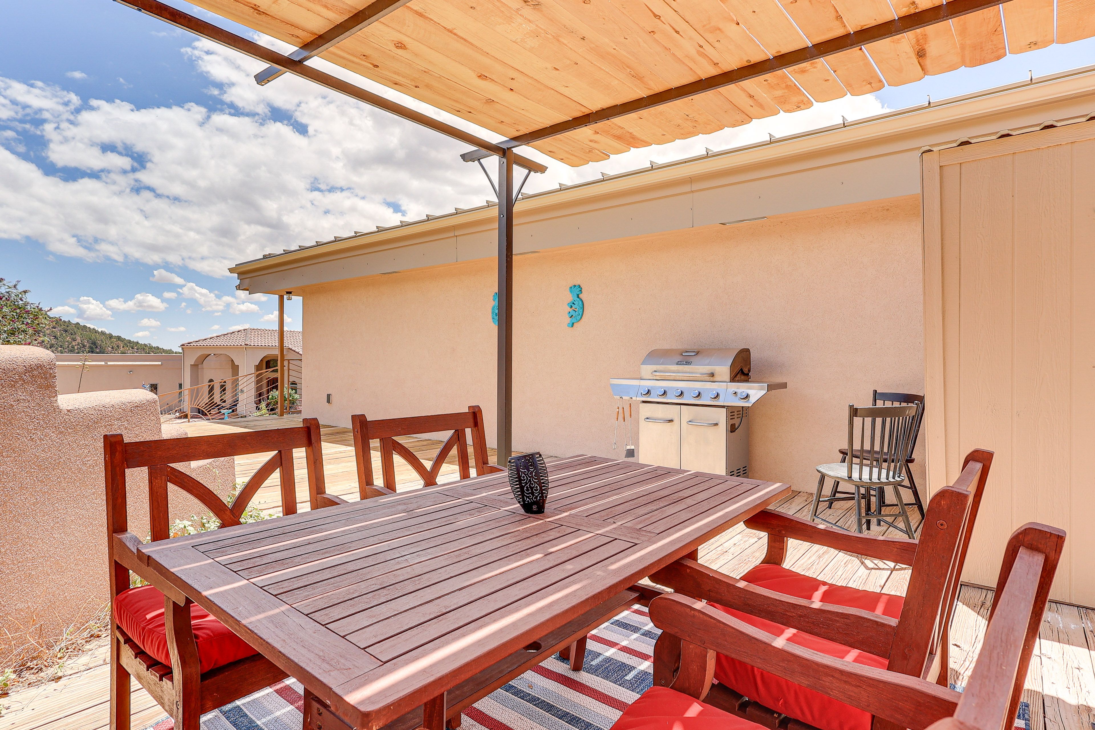 Pergola | Gas Grill | Outdoor Dining