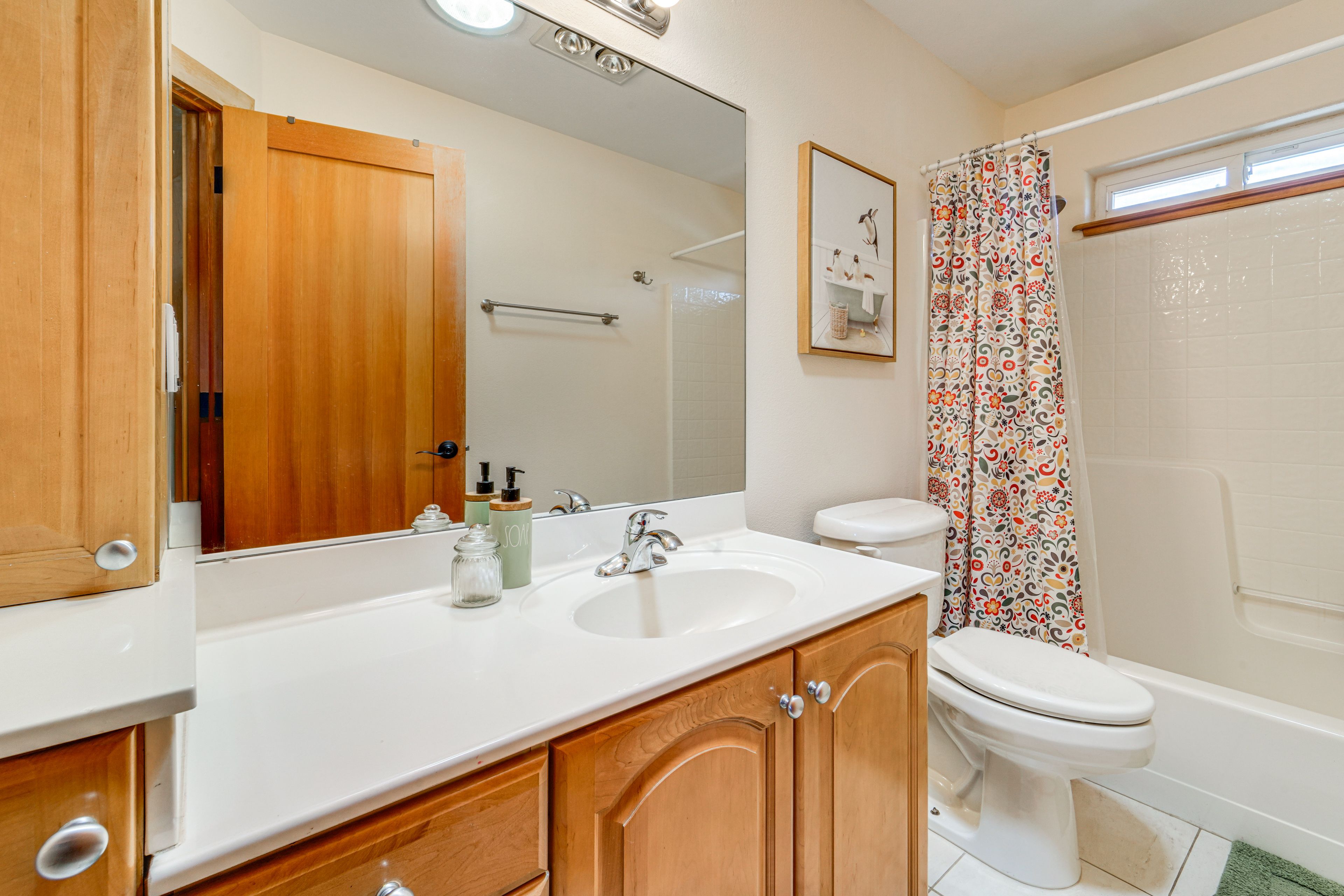 Full Bathroom | Towels Provided | 2nd Floor