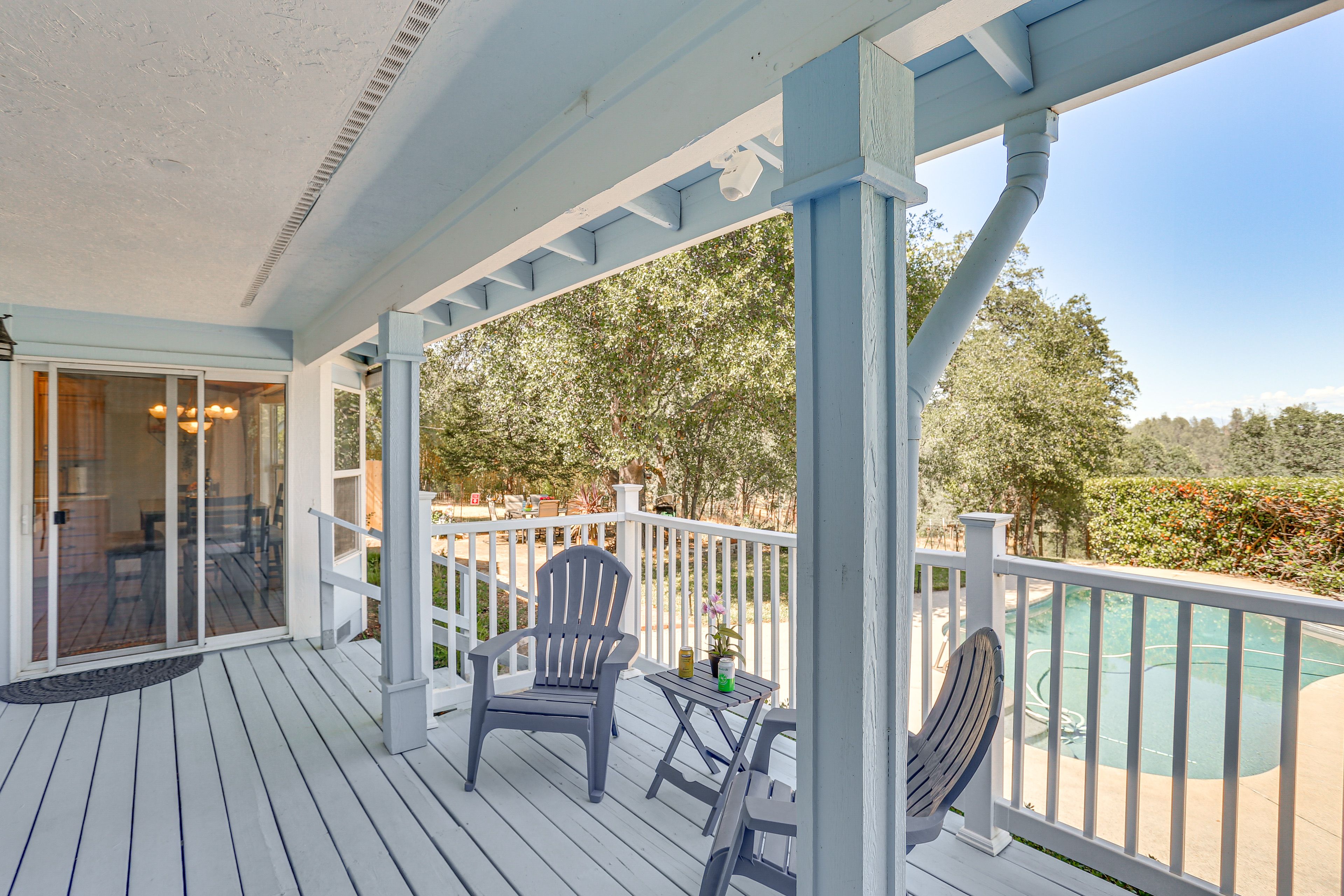Redding Vacation Rental | 2BR | 3BA | 2 Stairs Required | 1,855 Sq Ft