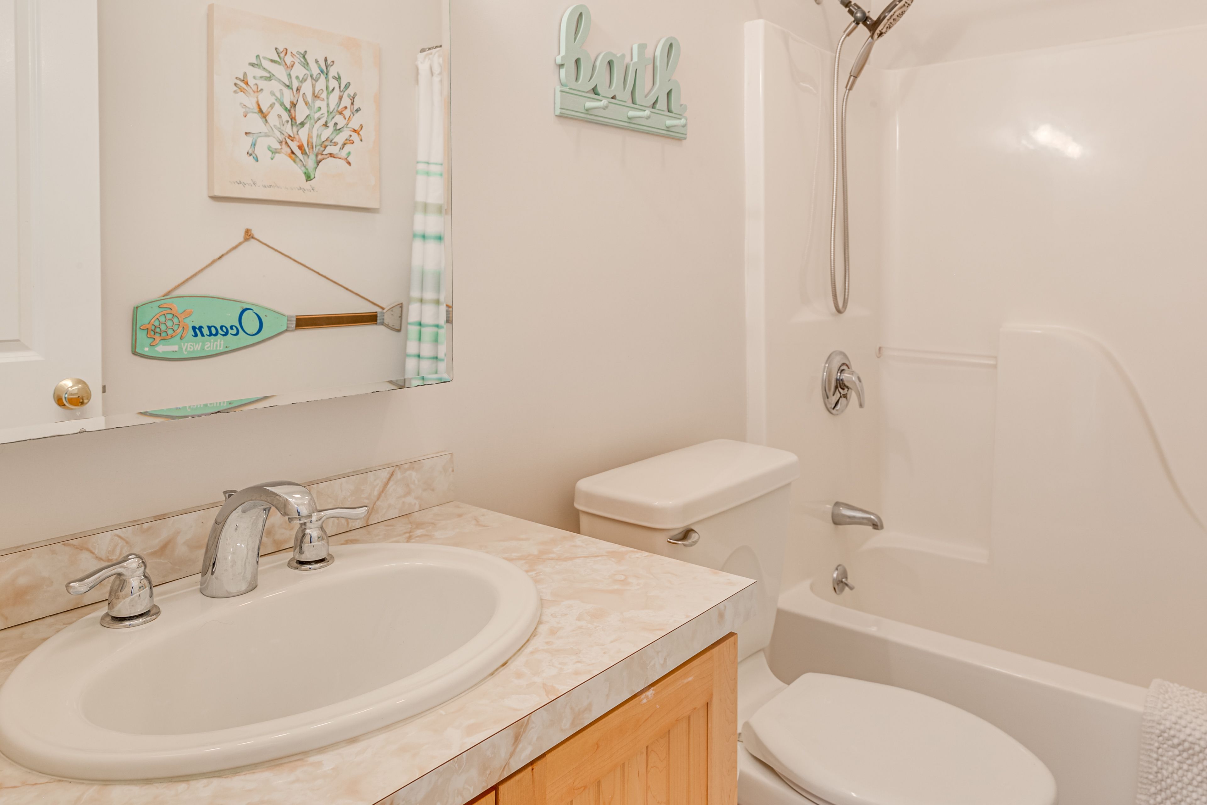 Full Bathroom | Towels Provided | Complimentary Toiletries