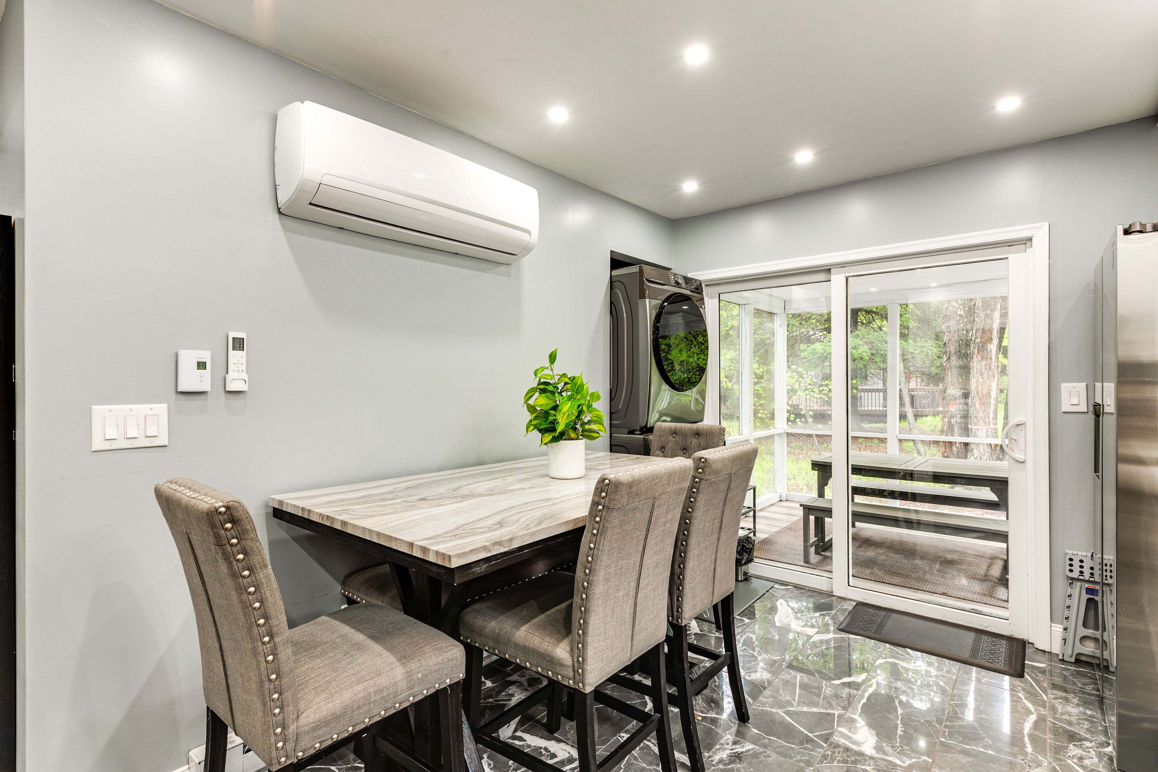 Dining Area | Dishware/Flatware Provided | 1st Floor
