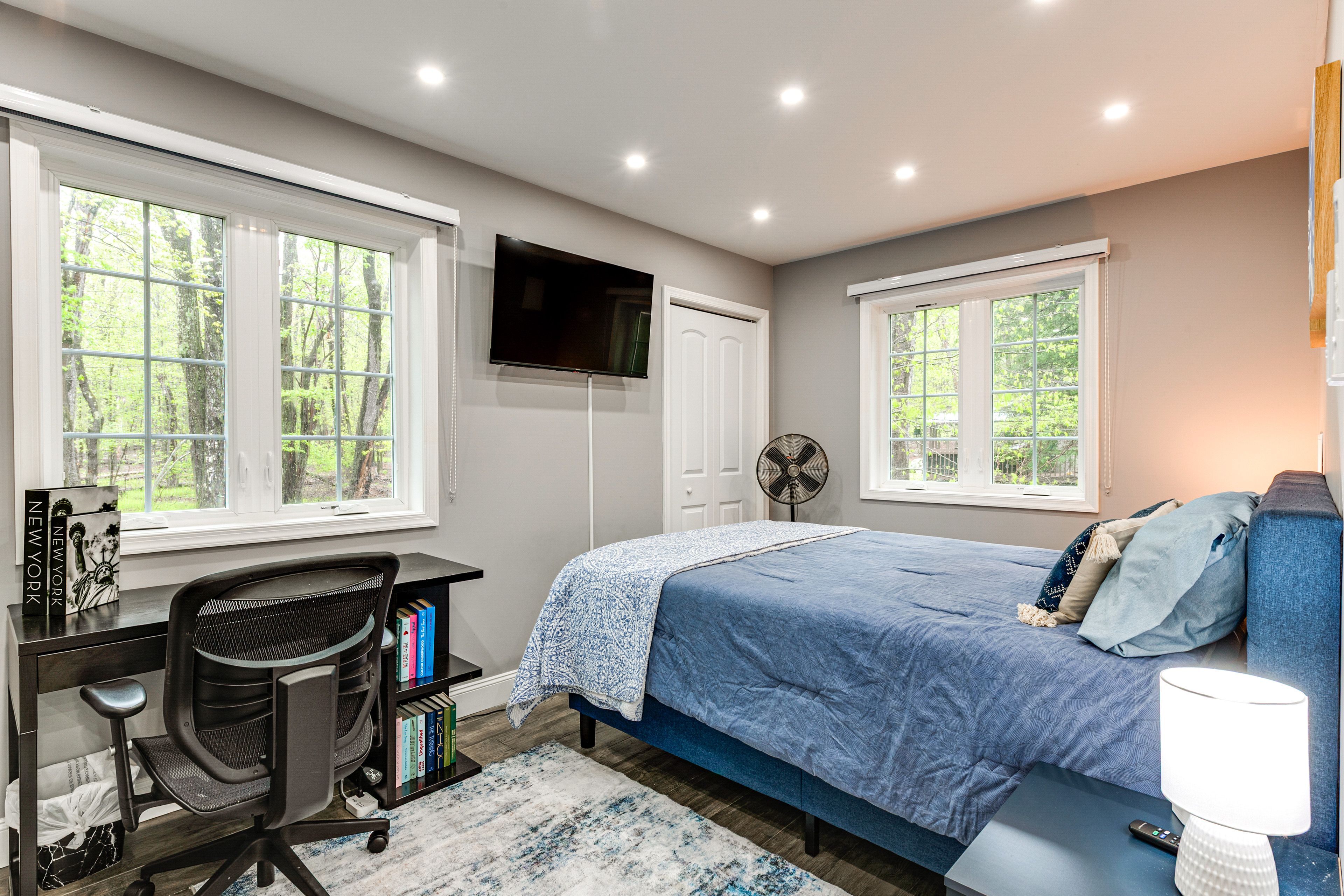Bedroom 1 | Queen Bed | Linens Provided | 1st Floor