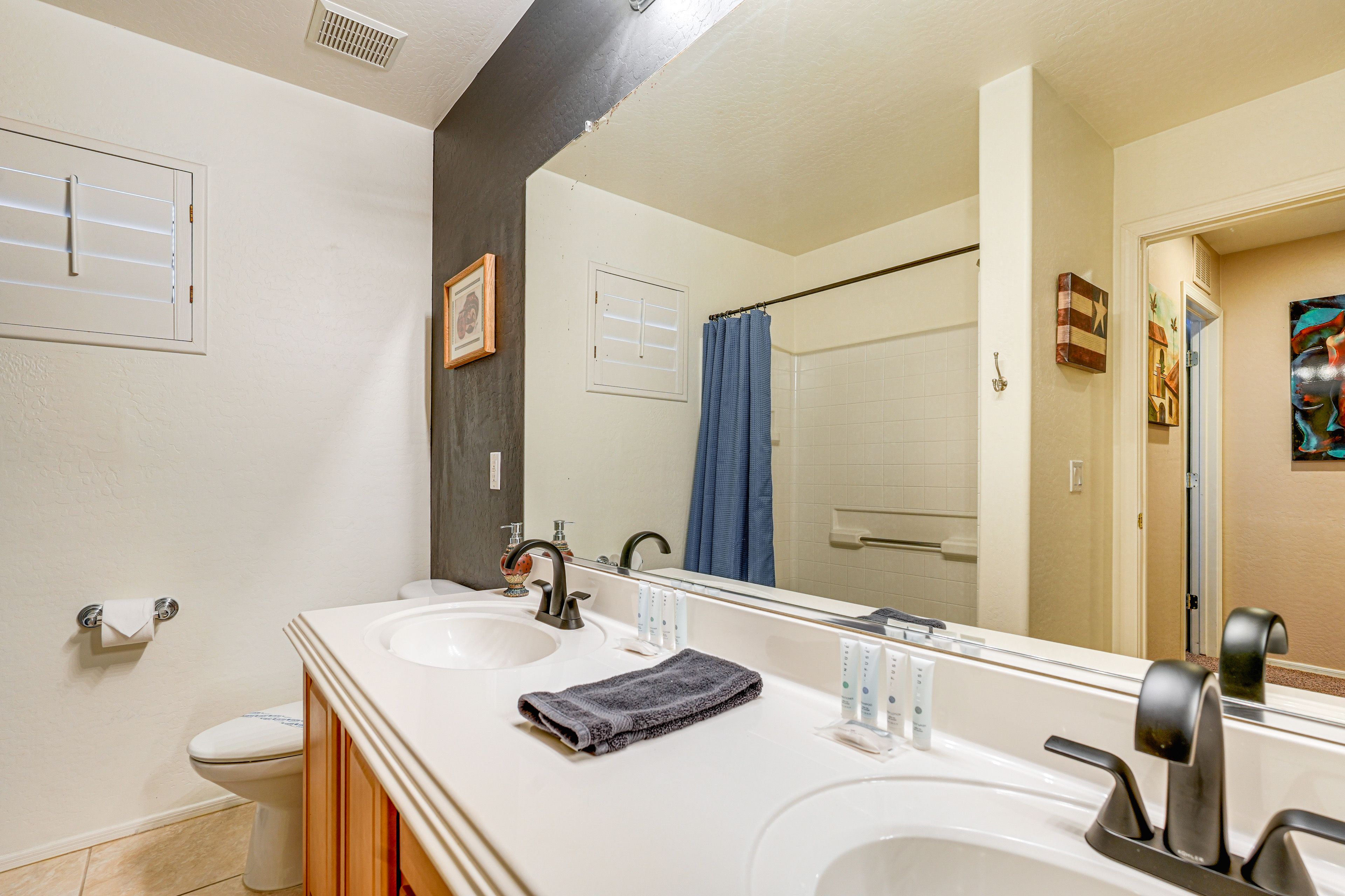 Full Bathroom | Towels Provided | 2nd Floor