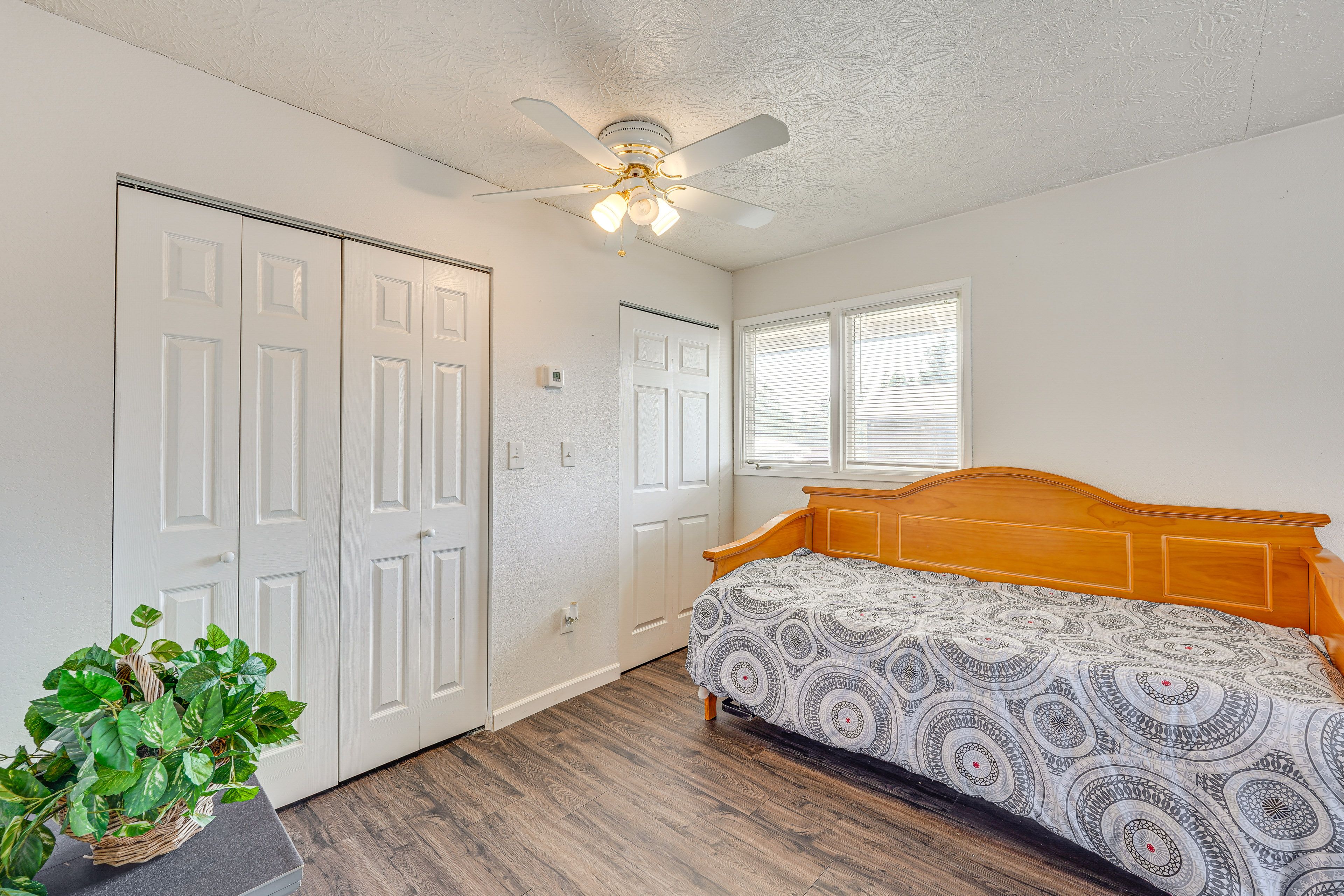 Living Room | Twin Daybed w/ Twin Trundle | Electric Fireplace