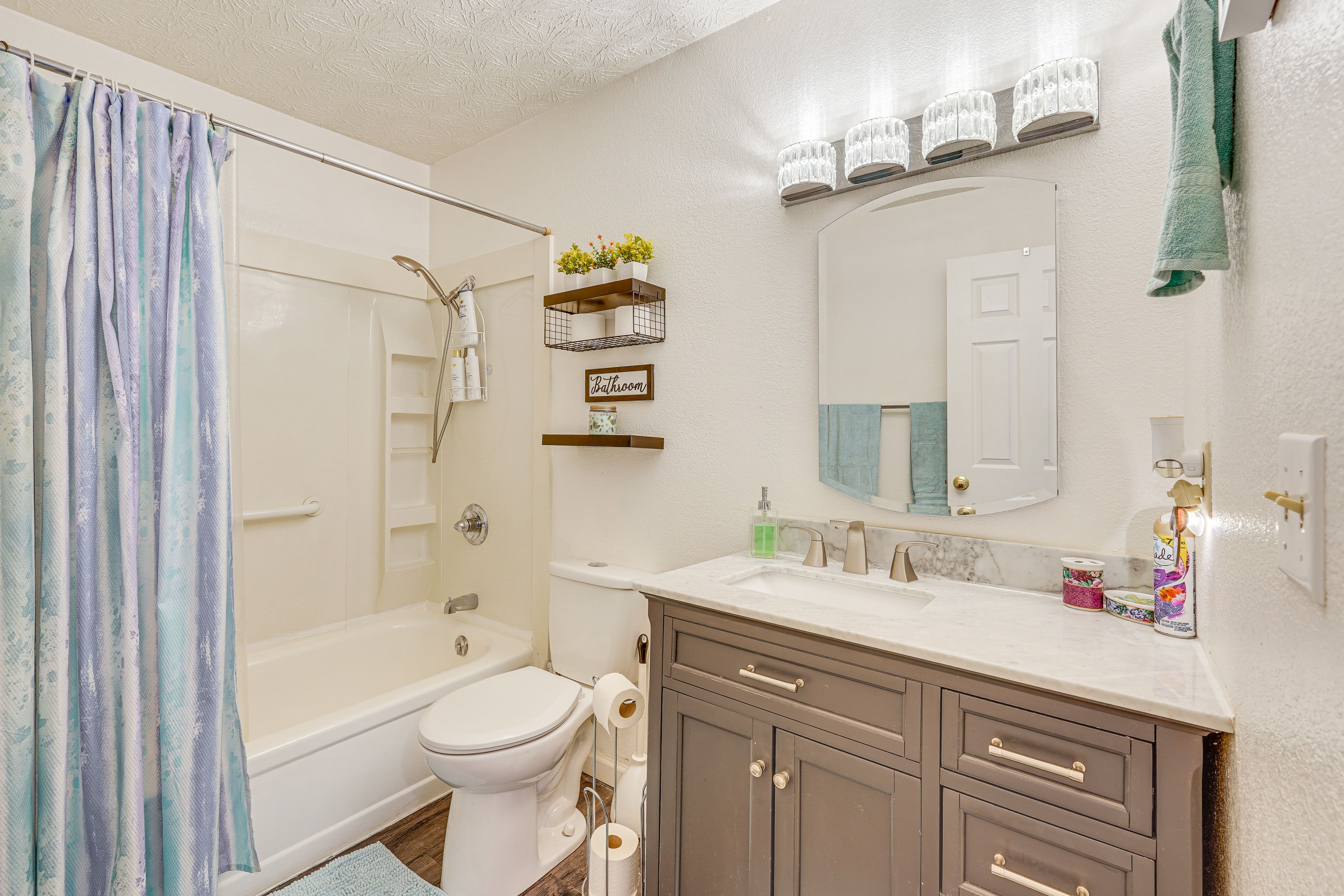 Full Bathroom | Towels & Linens Provided