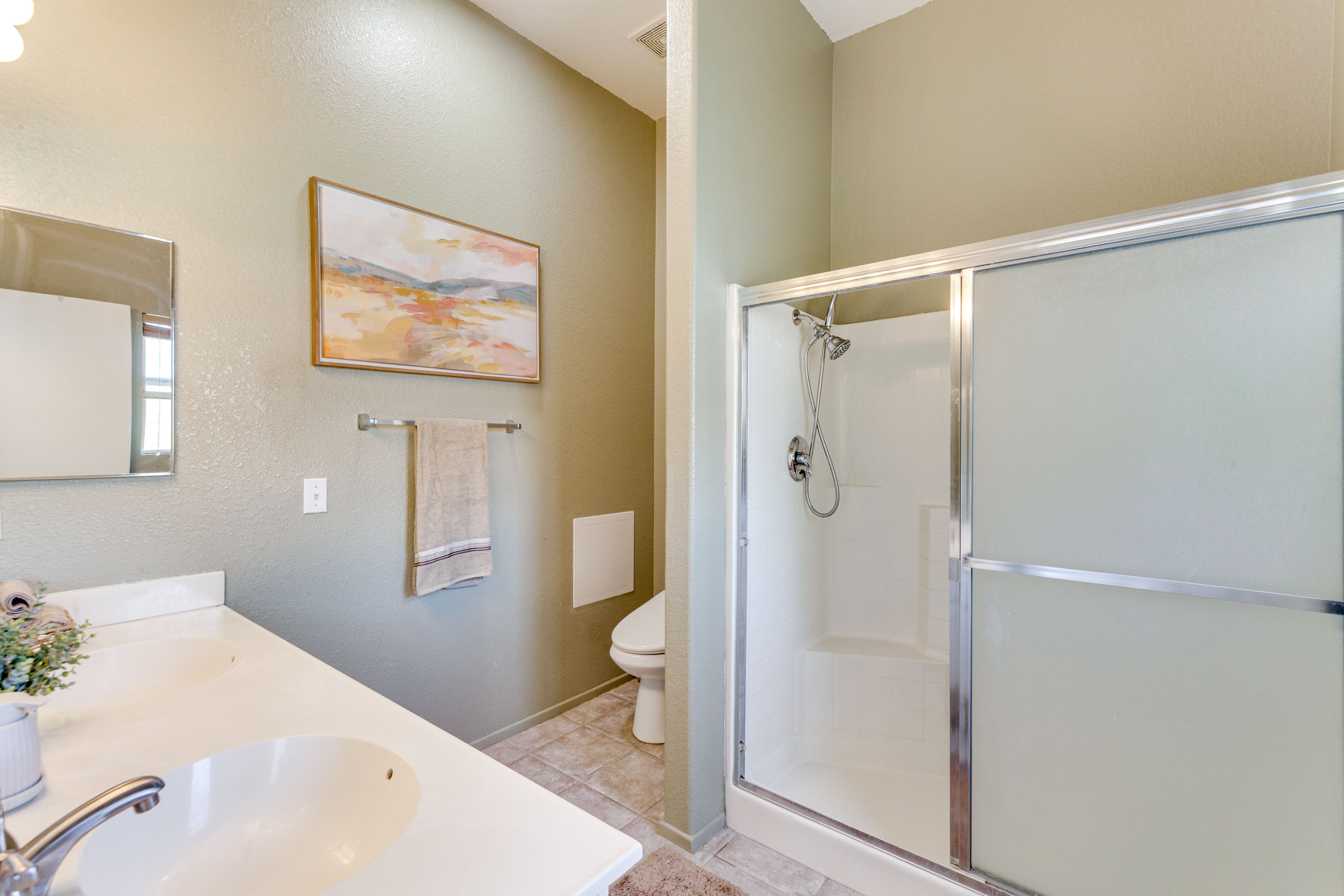 Full Bathroom | Complimentary Toiletries | Towels Provided