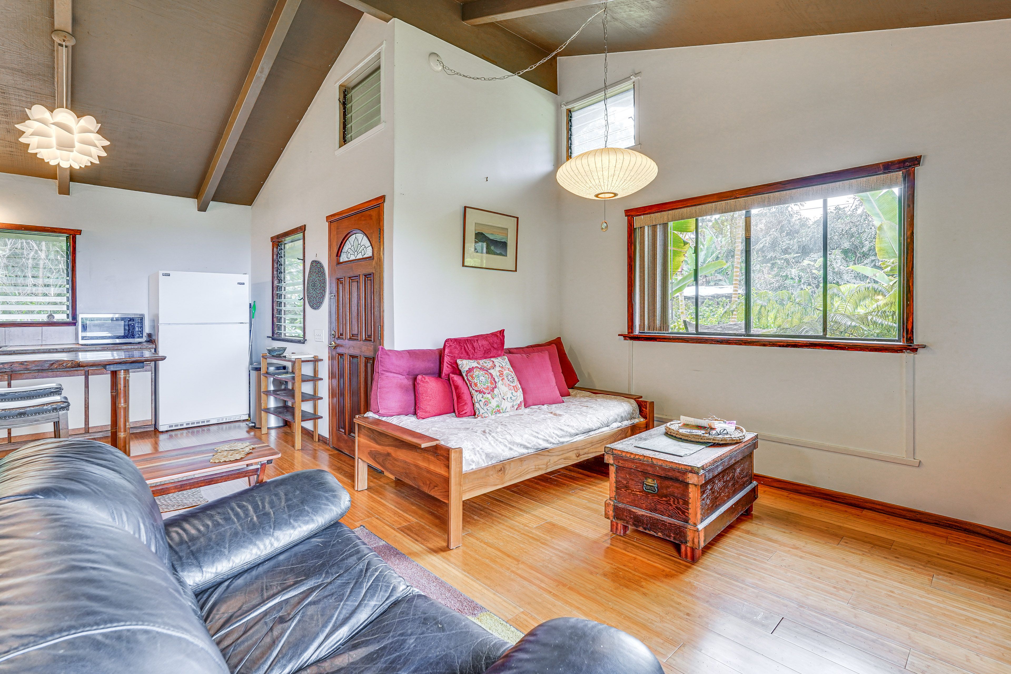 Living Room | 1st Floor | Twin Daybed | Smart TV | Free WiFi