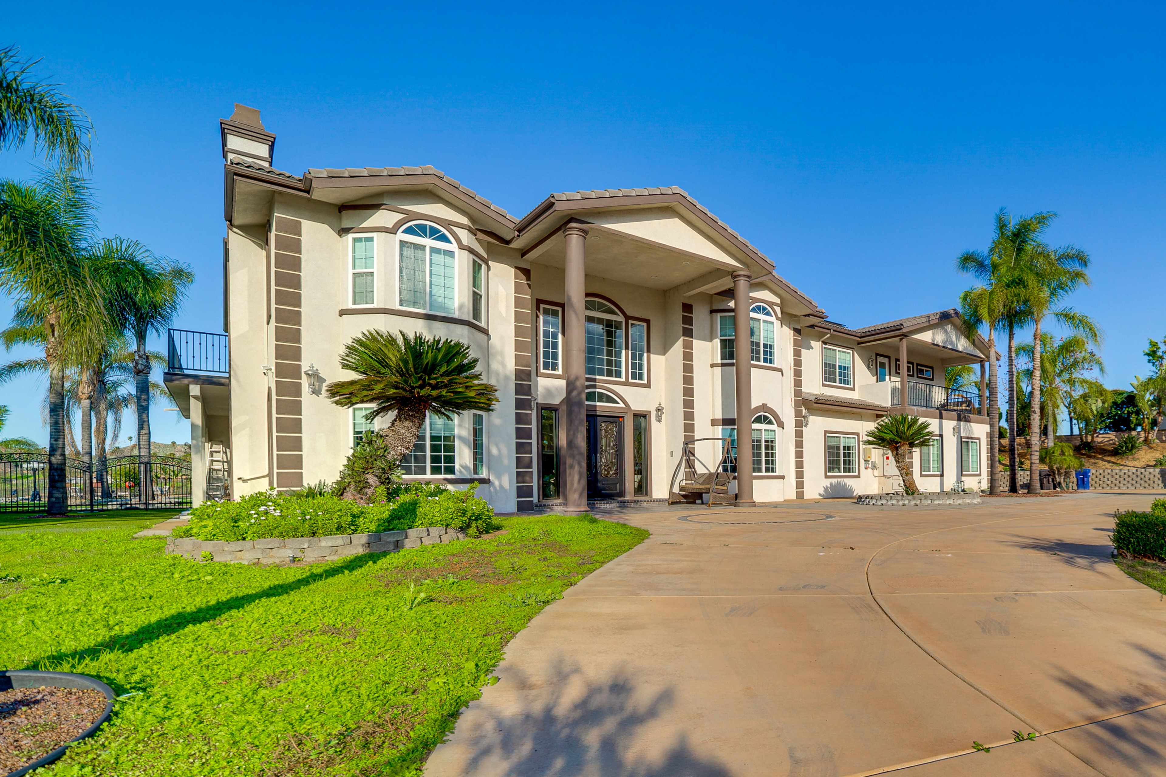 Parking | Driveway (7 Vehicles)
