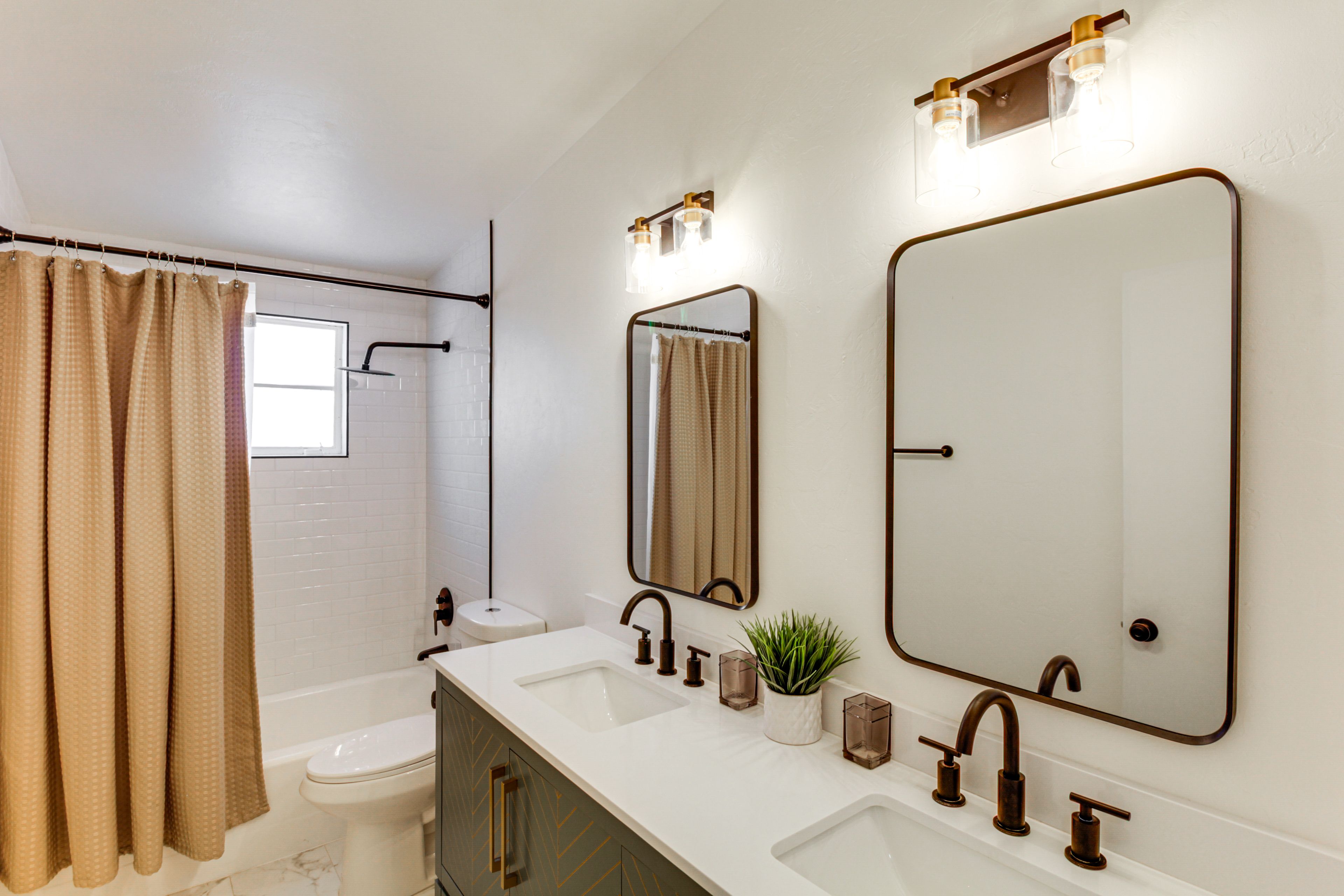 Full Bathroom | Shower/Tub Combo