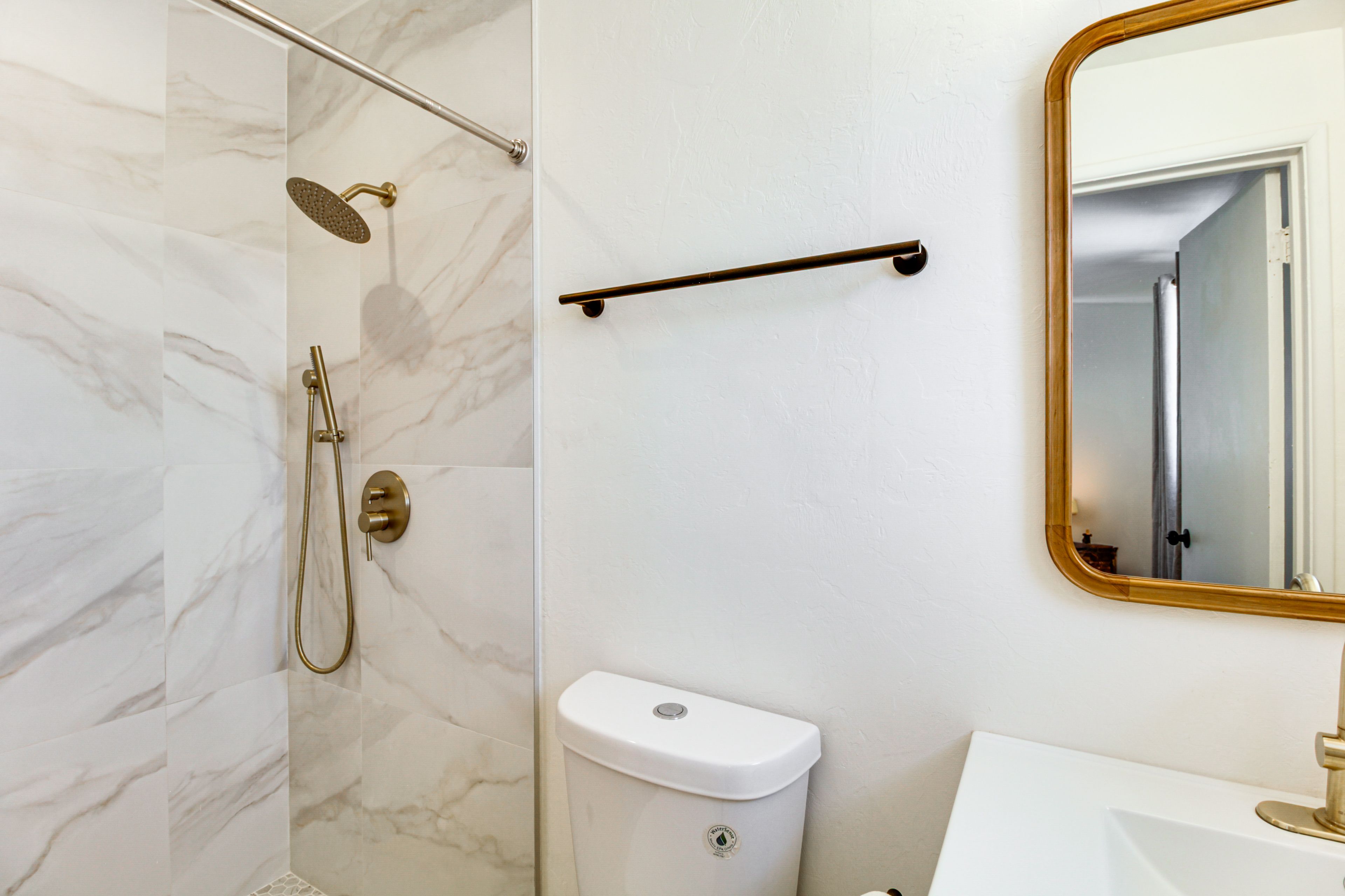 Full Bathroom | Towels Provided