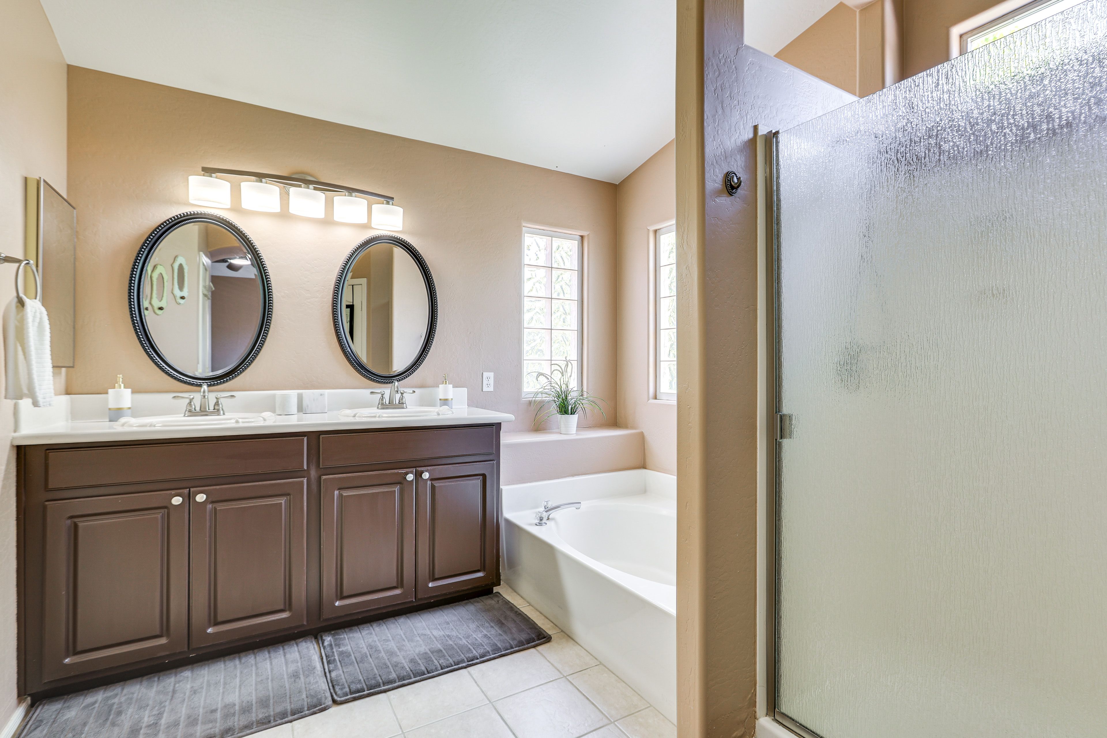Full Bathroom | Towels Provided | Jetted Tub | 2nd Floor