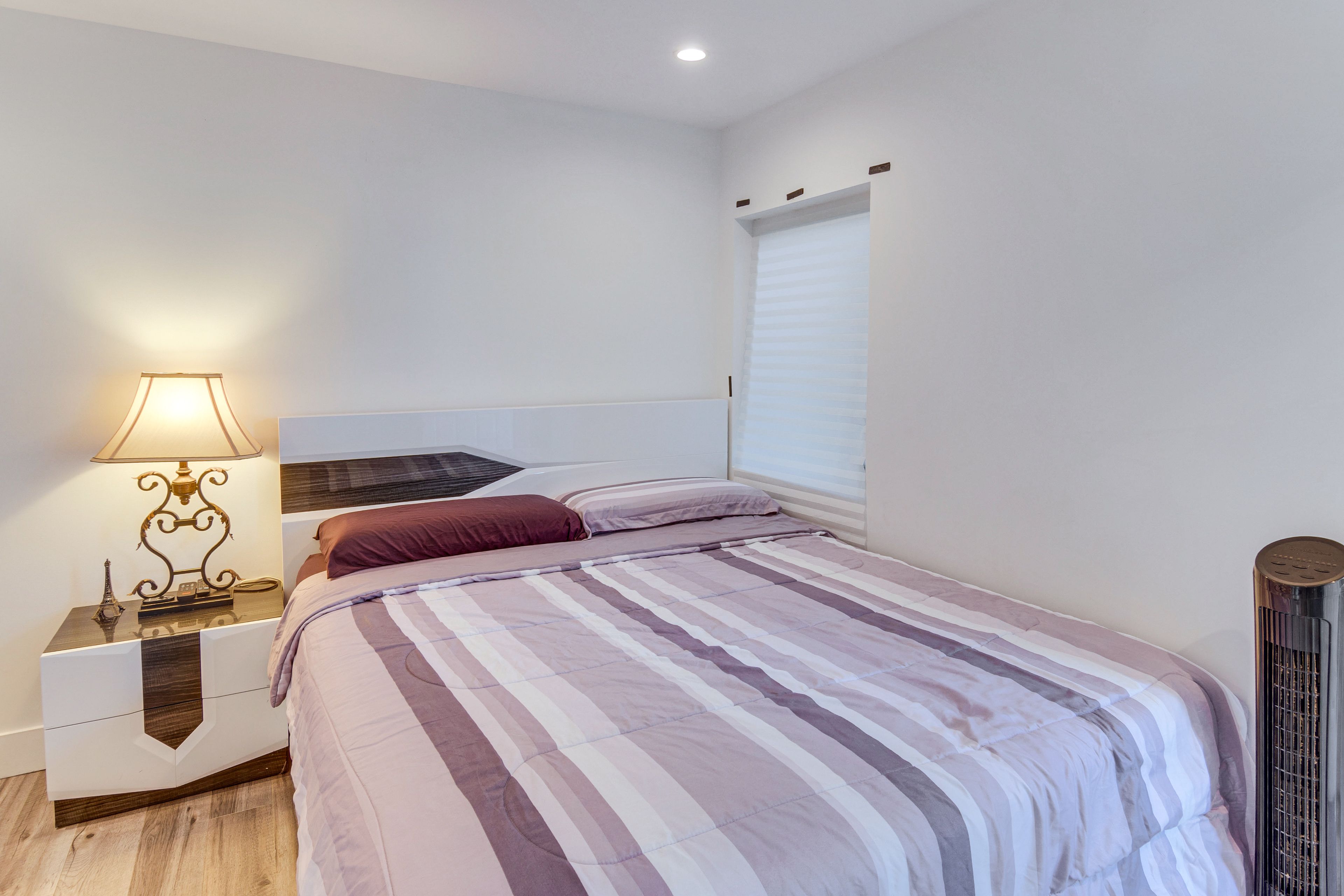 Studio | California King Bed | Linens Provided | Smart TV