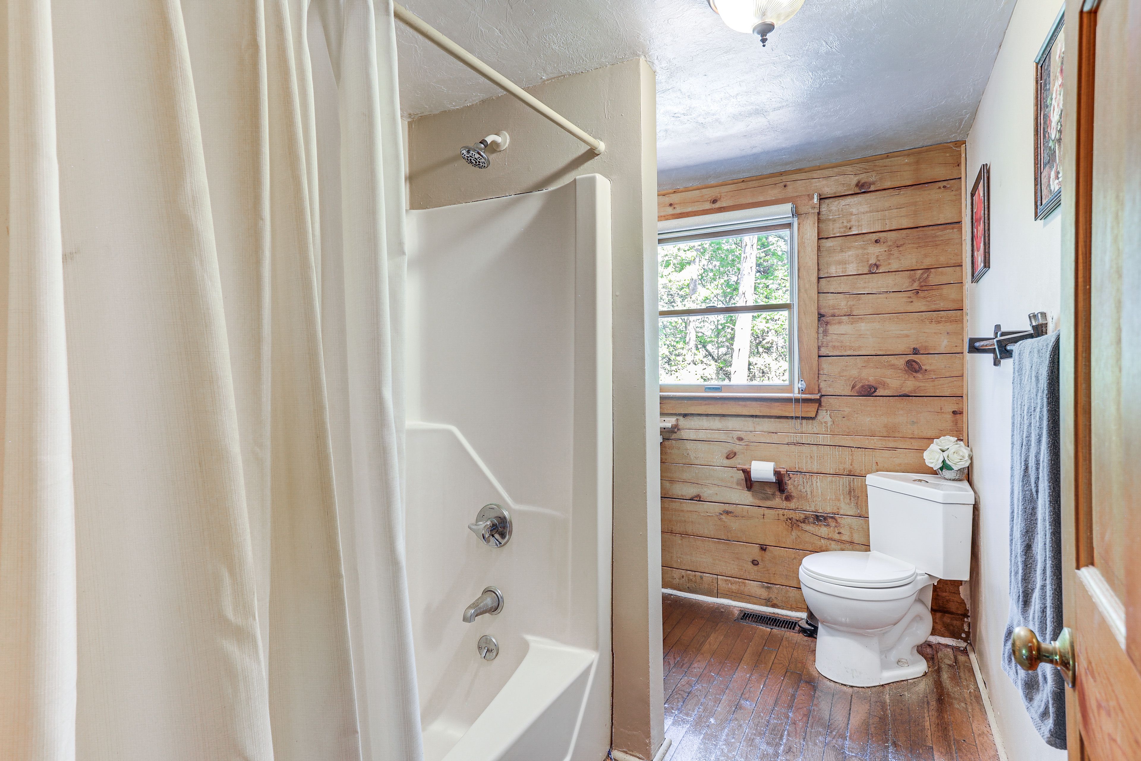 Full Bathroom | Main Level