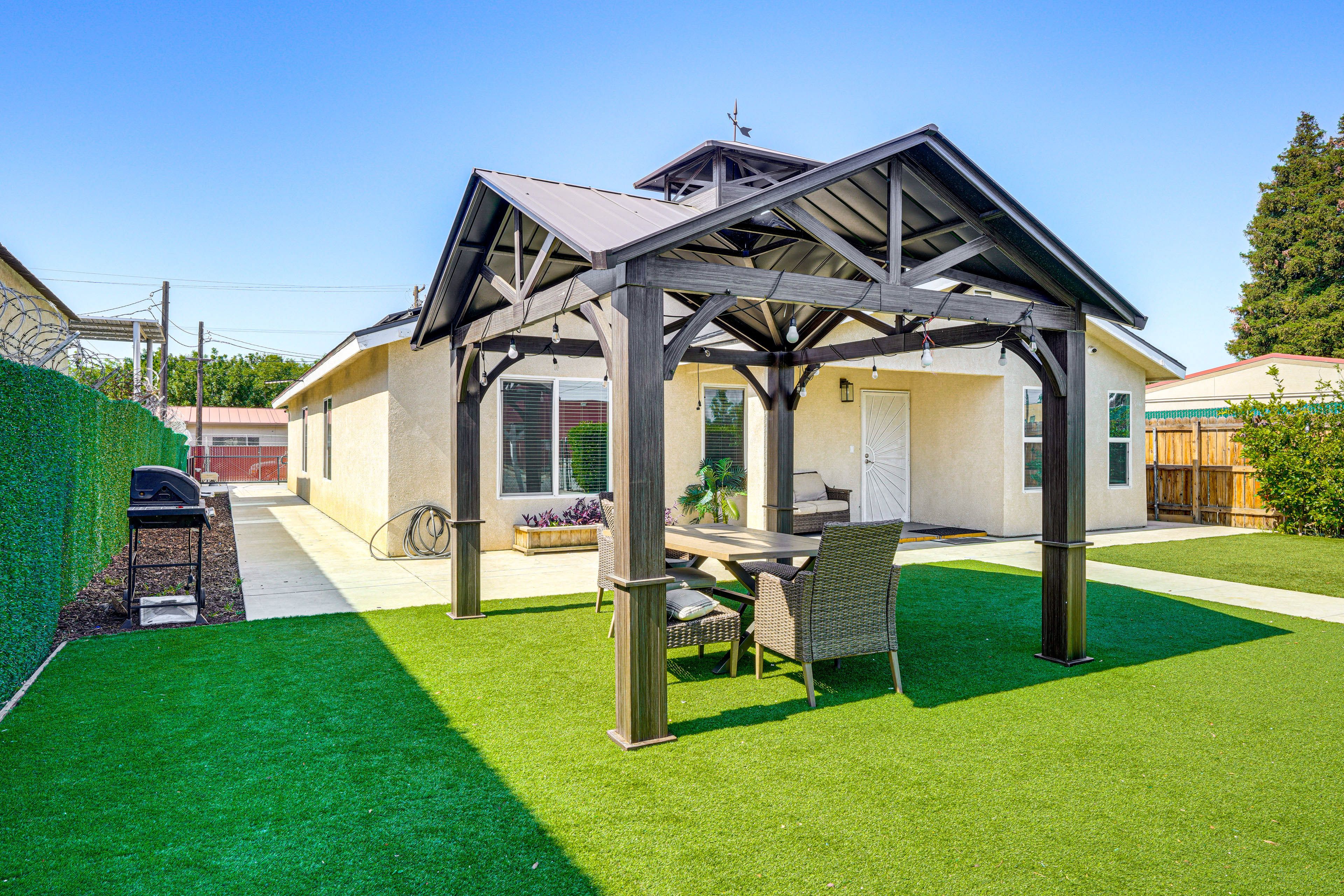 Gazebo | Outdoor Dining Area