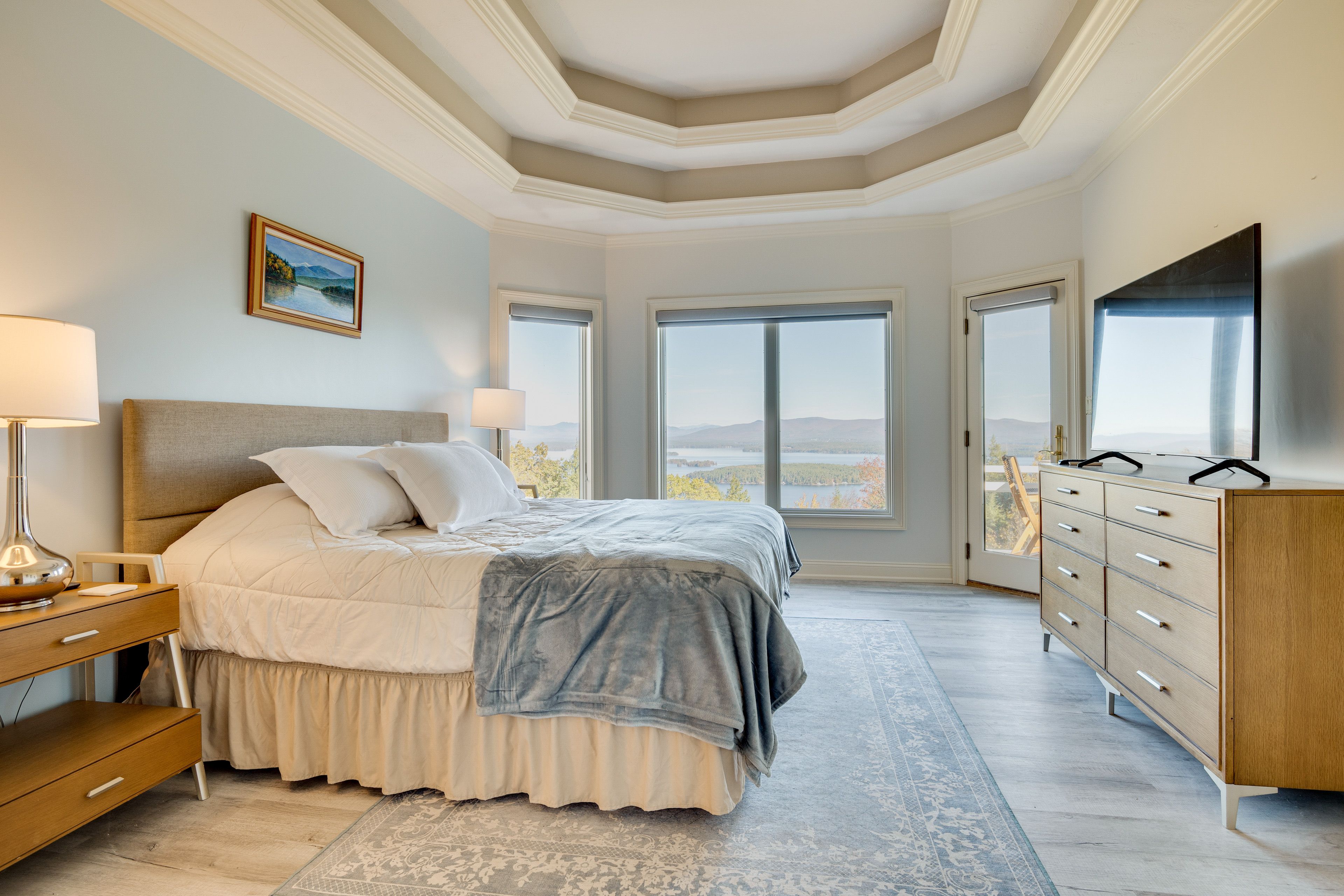 Bedroom 1 | King Bed | Smart TV | 1st Floor