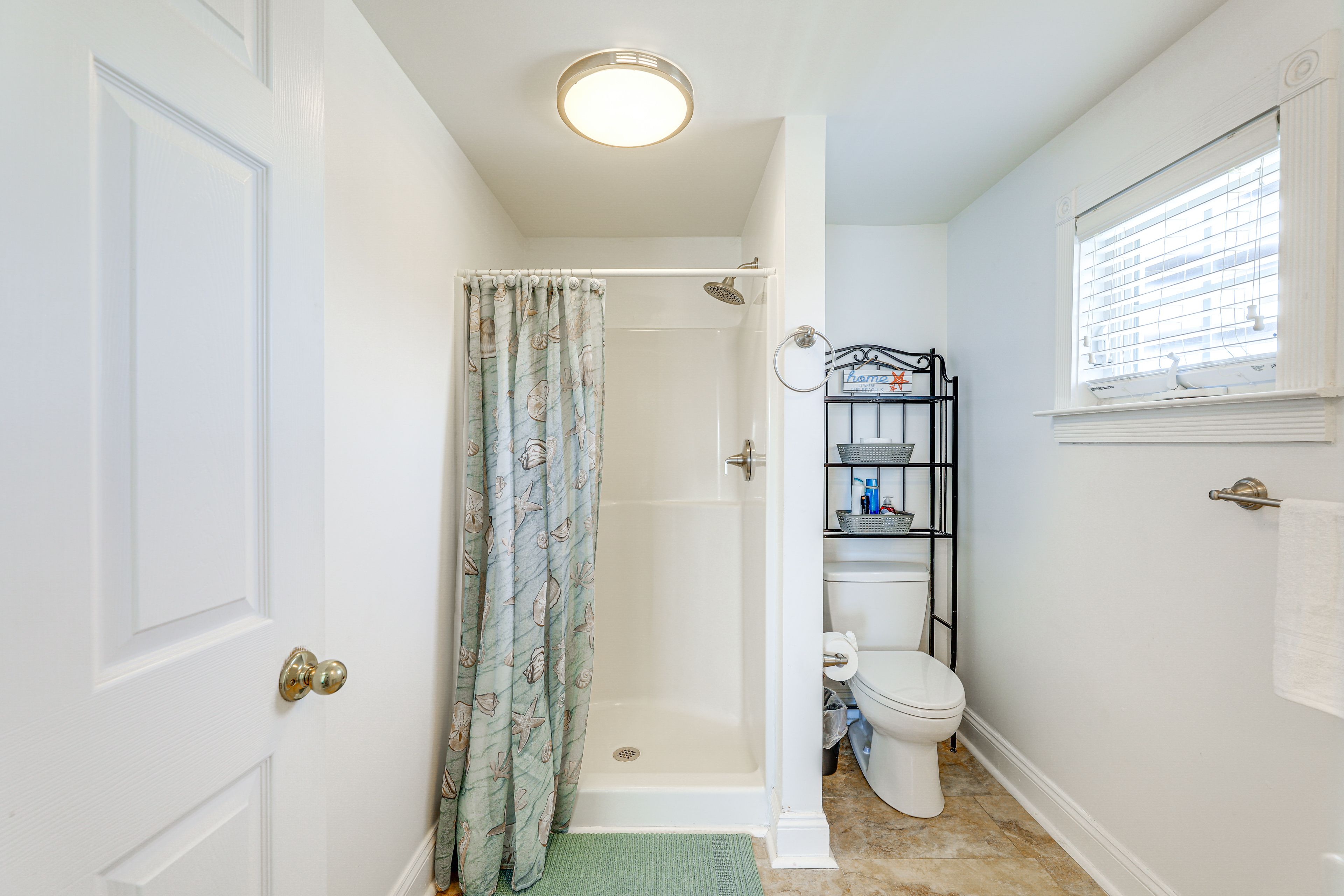 Full Bathroom | 3rd Floor | Towels Provided