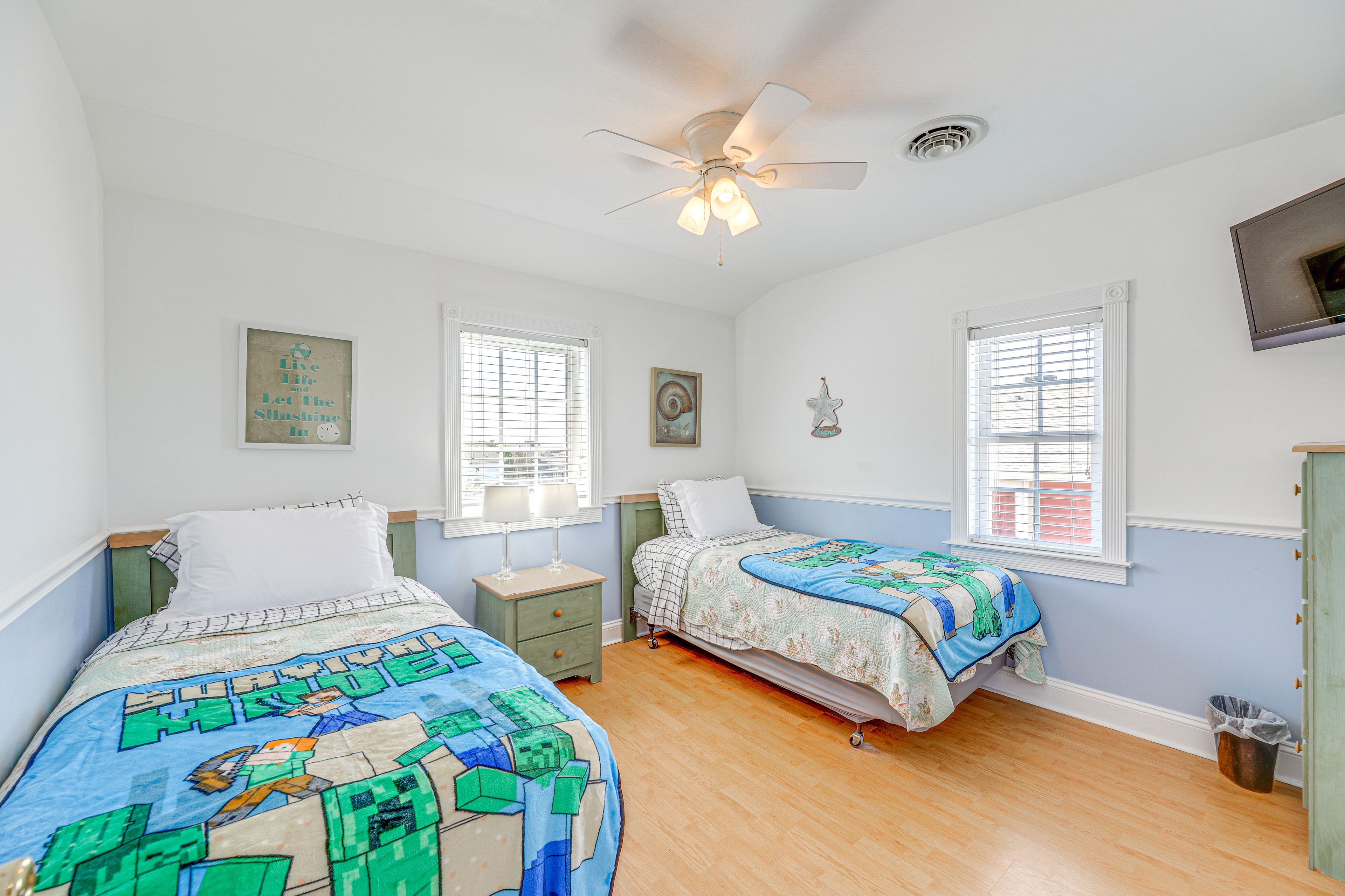 Bedroom 2 | 3rd Floor | 2 Twin Beds | Flat-Screen TV