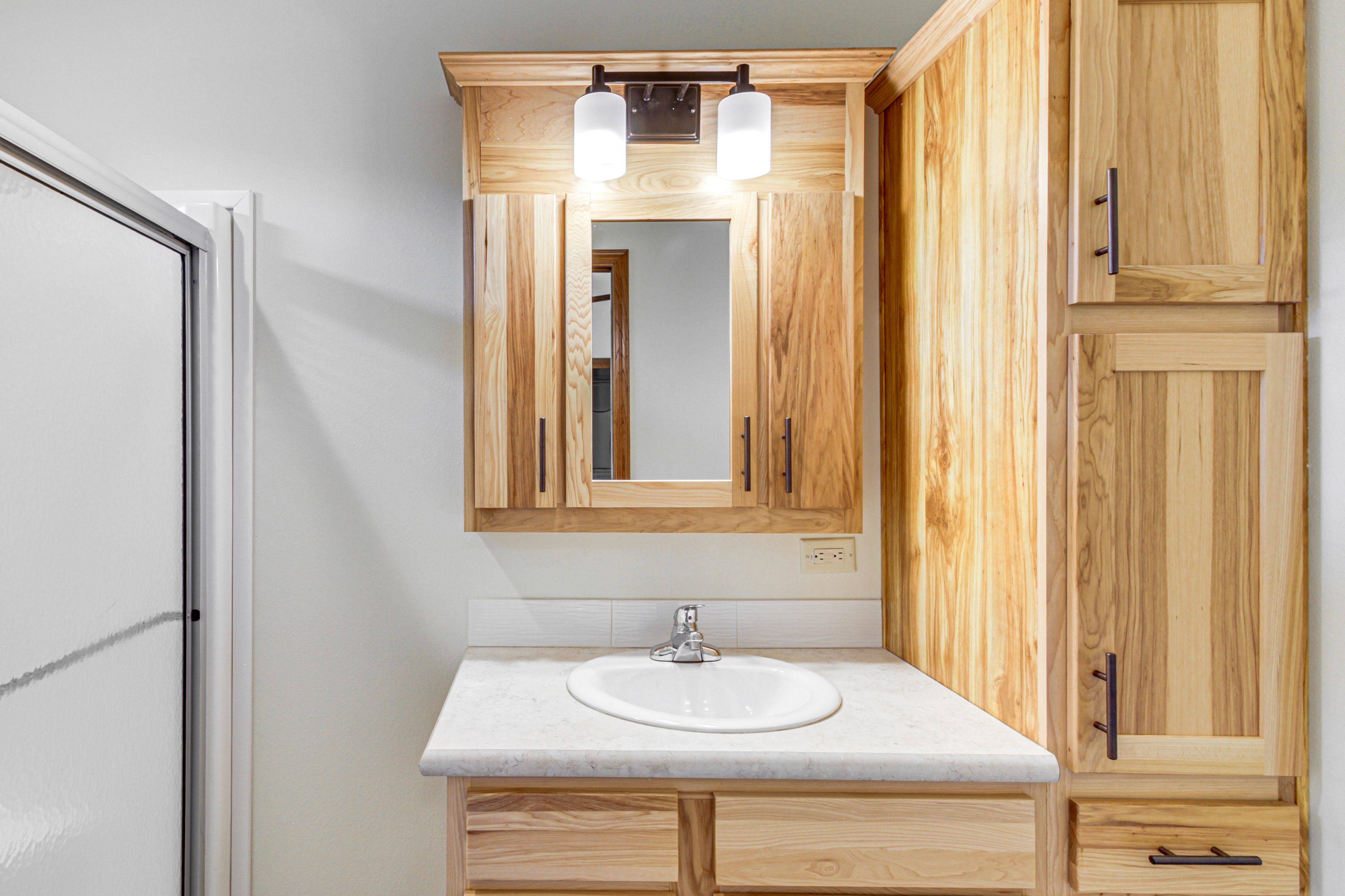 Full Bathroom | Towels Provided