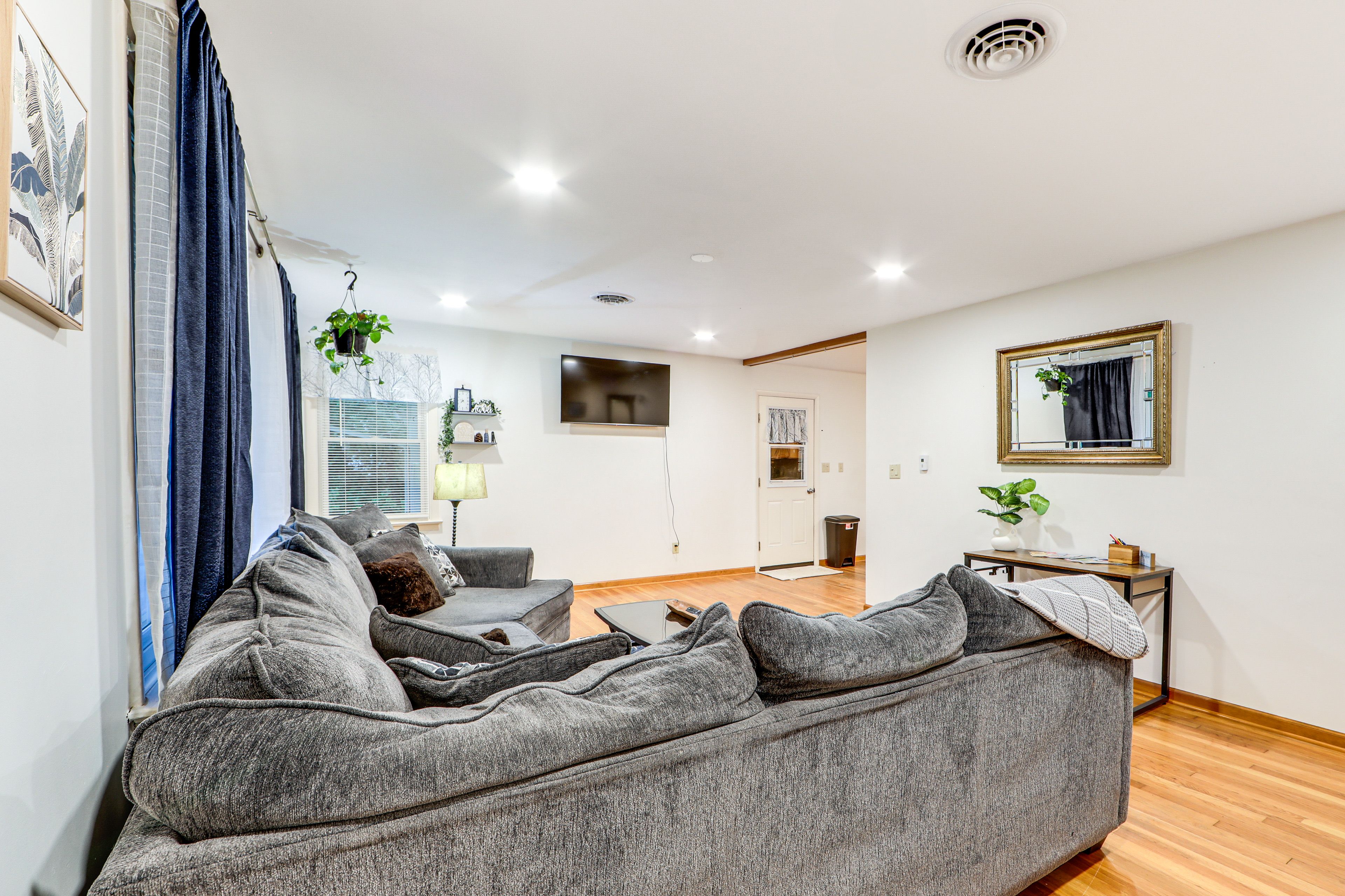 Living Room | Smart TV | Free WiFi
