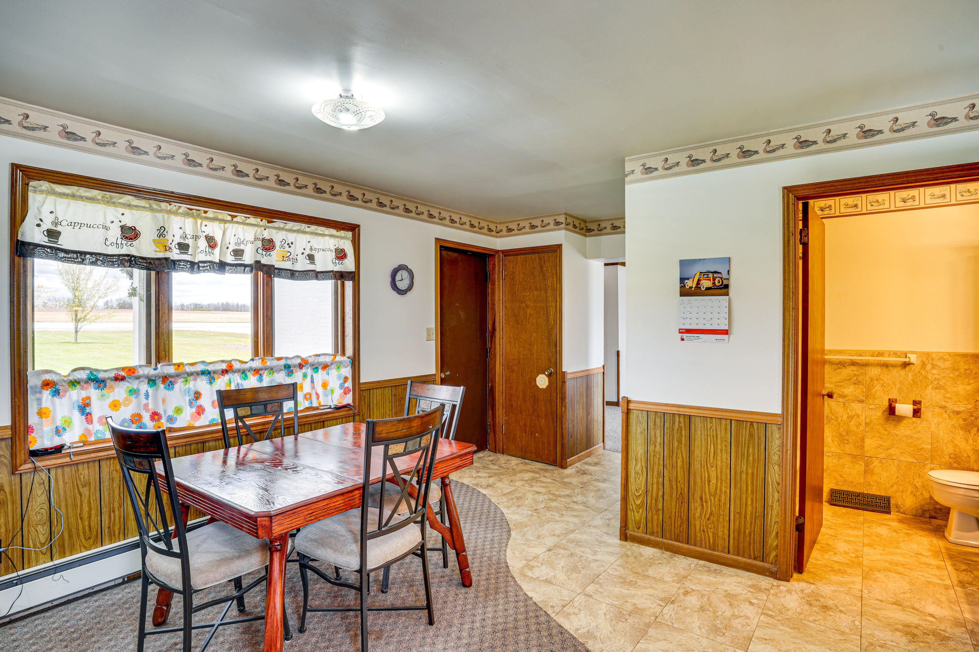 Dining Area | Dishware/Flatware Provided | 1st Floor