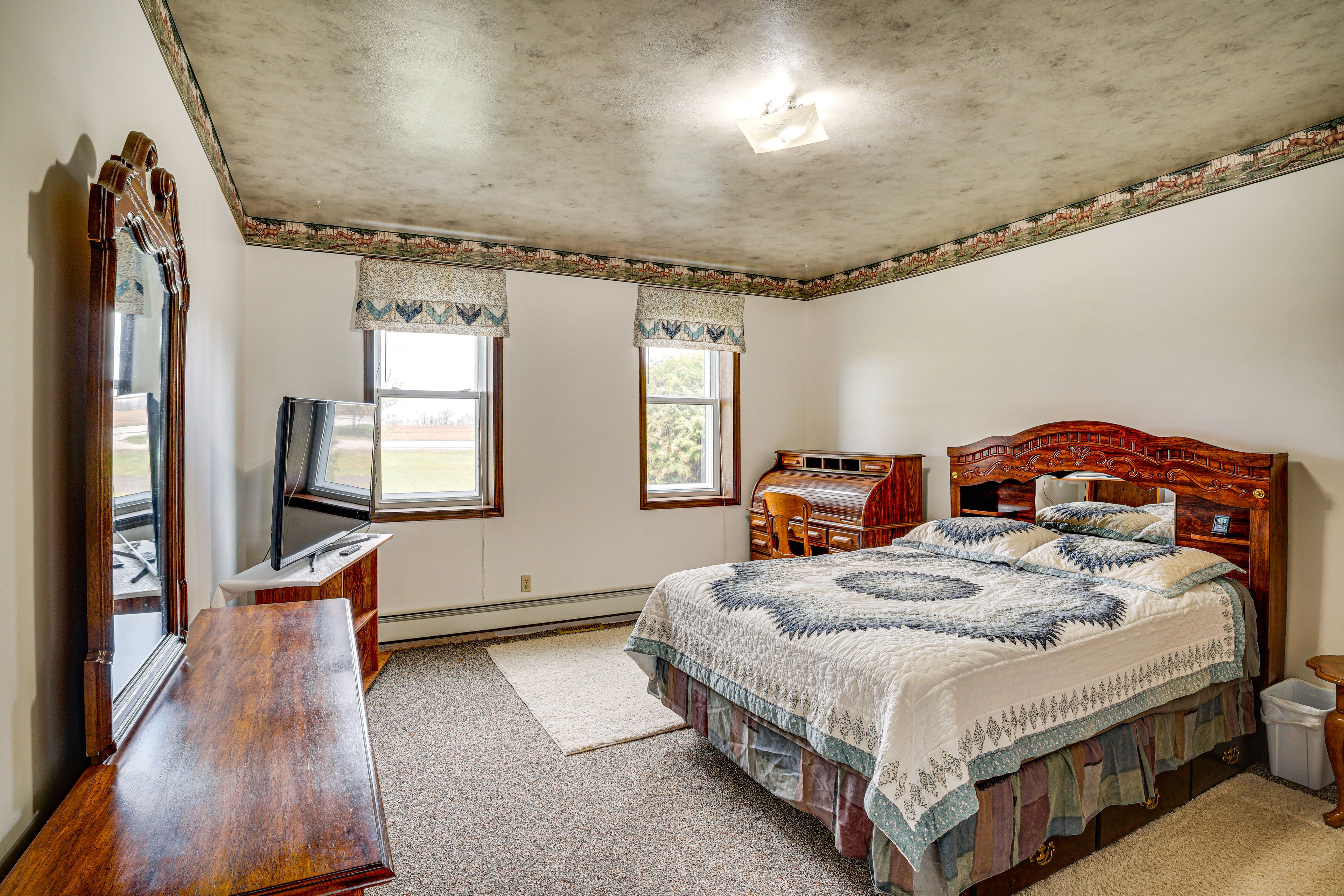 Bedroom 1 | Queen Bed | Linens Provided | 1st Floor