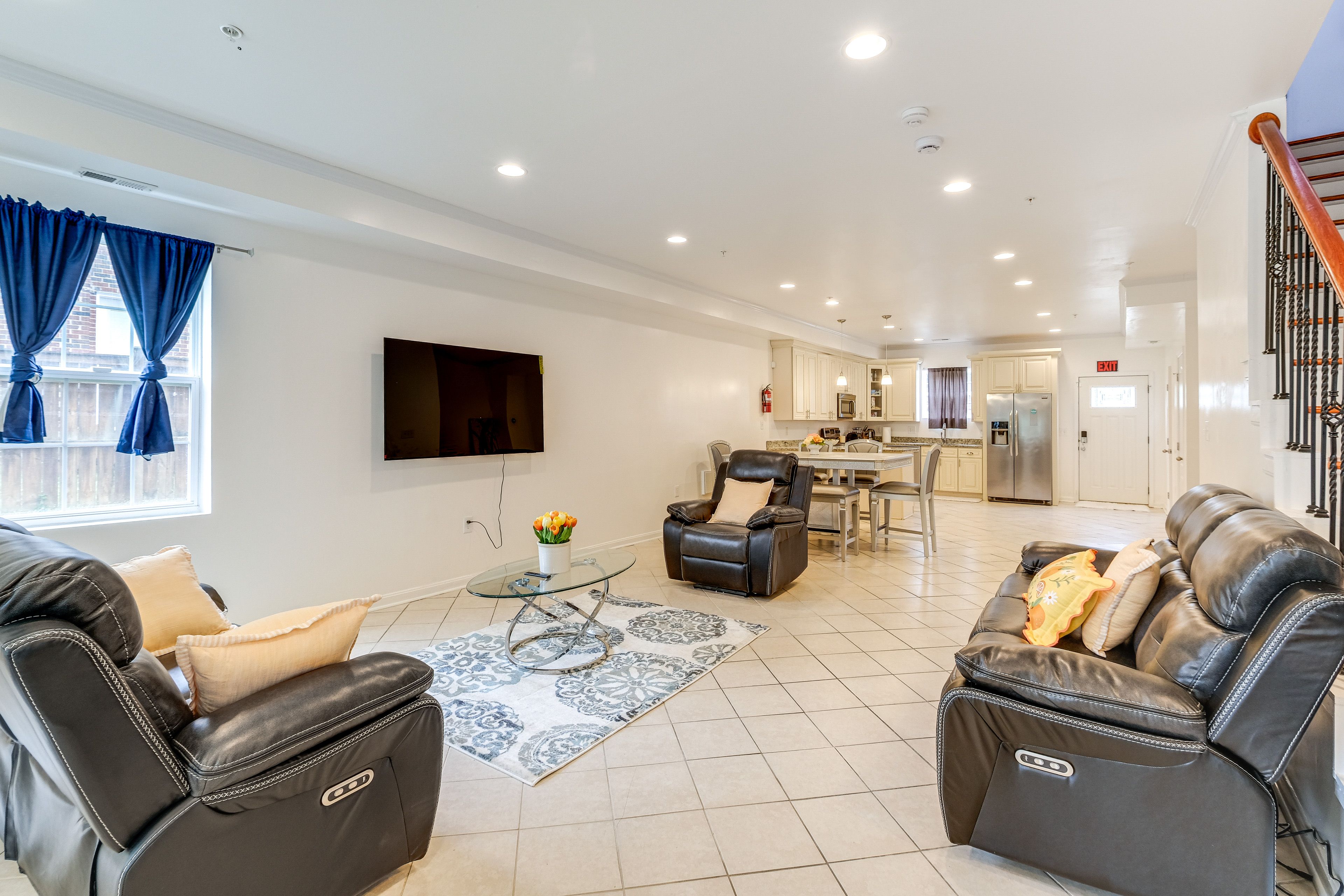 Living Room | Free WiFi | Smart TV | Central A/C | 1st Floor