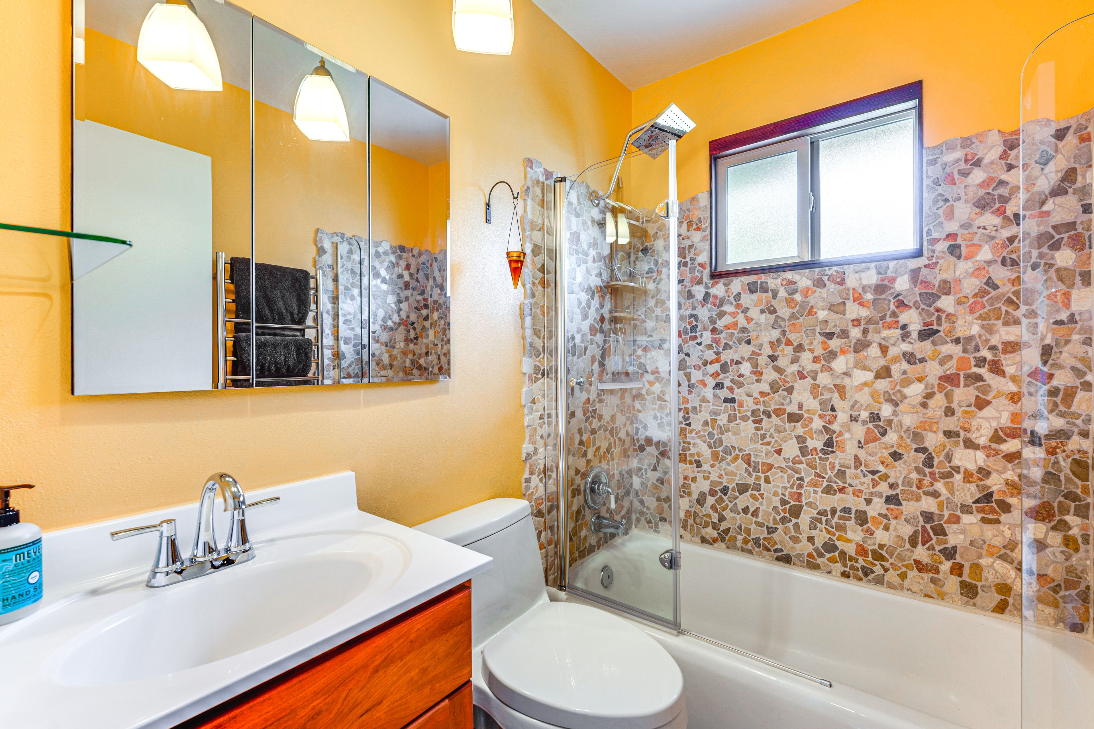 Full Bathroom | Towels Provided | Complimentary Toiletries