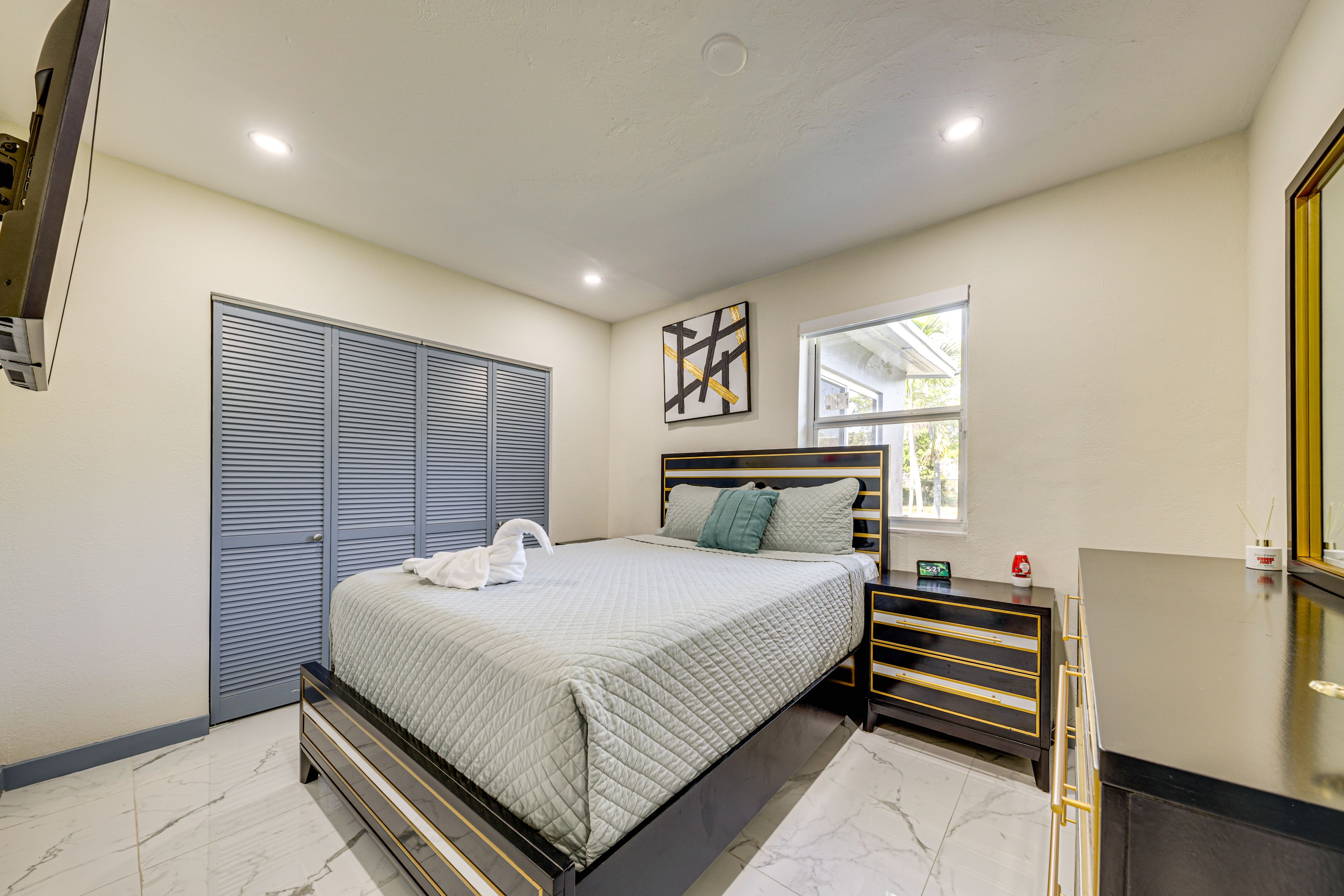 Bedroom 2 | Queen Bed | 40” Smart TV