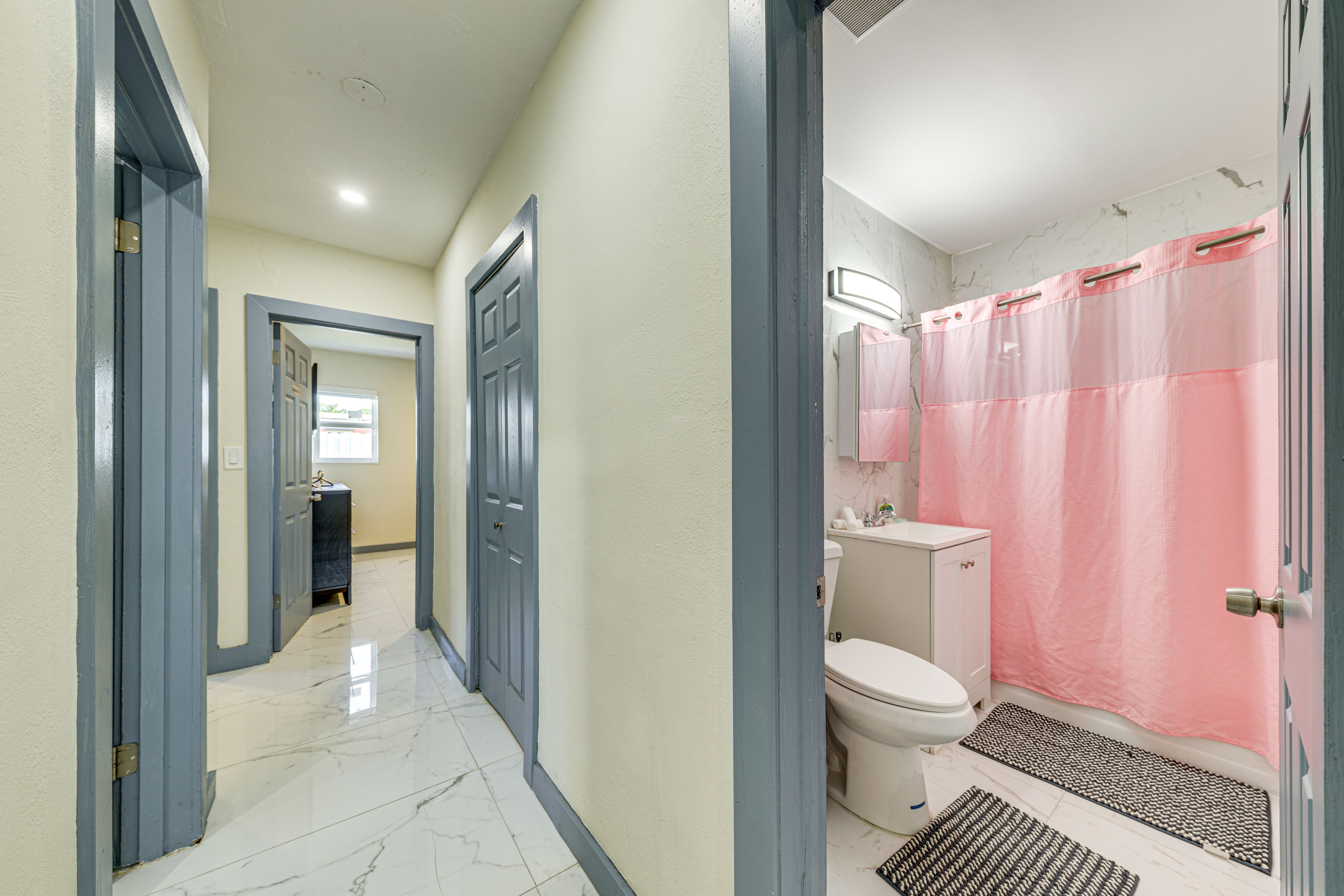 Full Bathroom | Complimentary Toiletries | Hair Dryer