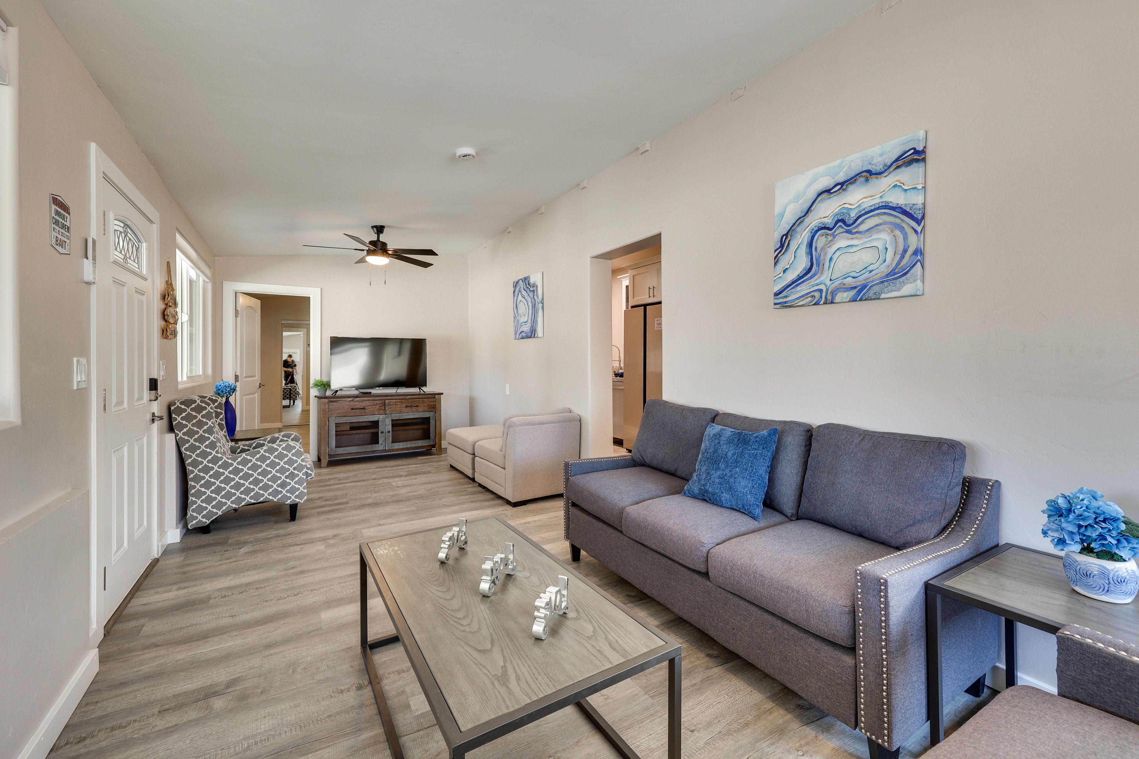 Living Room | Cable TV | Free WiFi | Central A/C
