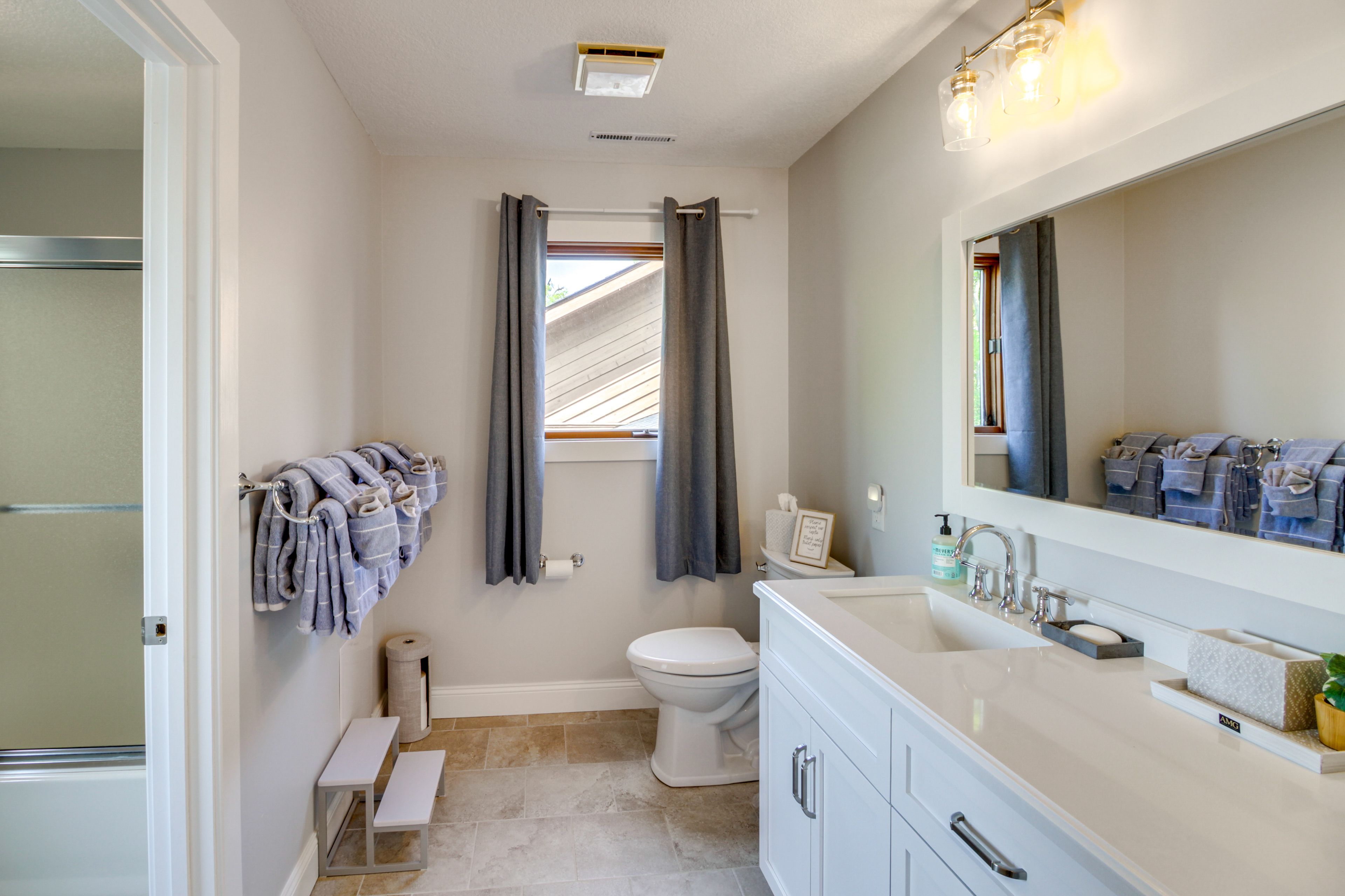 Full Bathroom | 2nd Floor