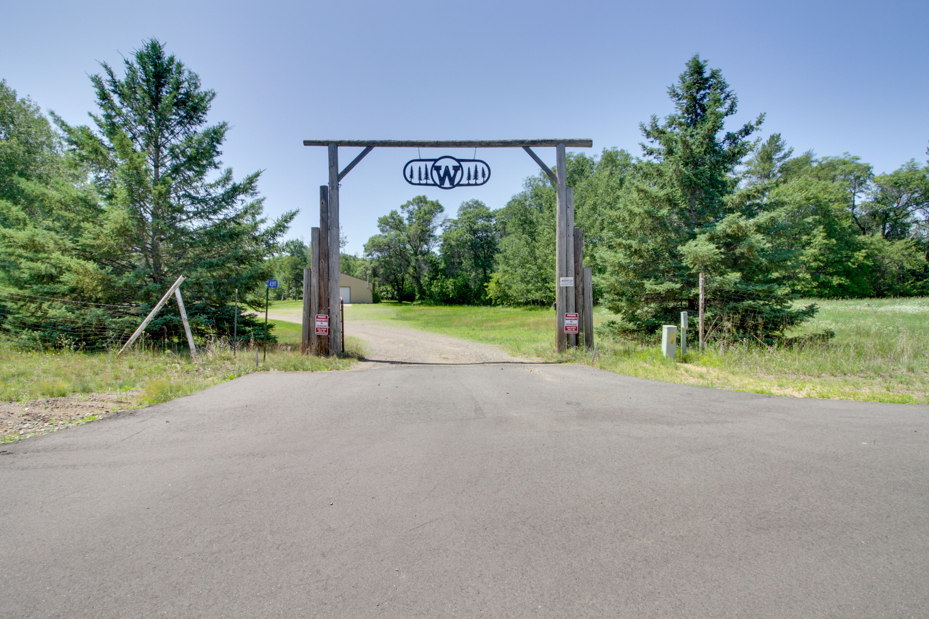 Property Exterior | Parking | Driveway (10 Vehicles) | RV/Trailer Parking