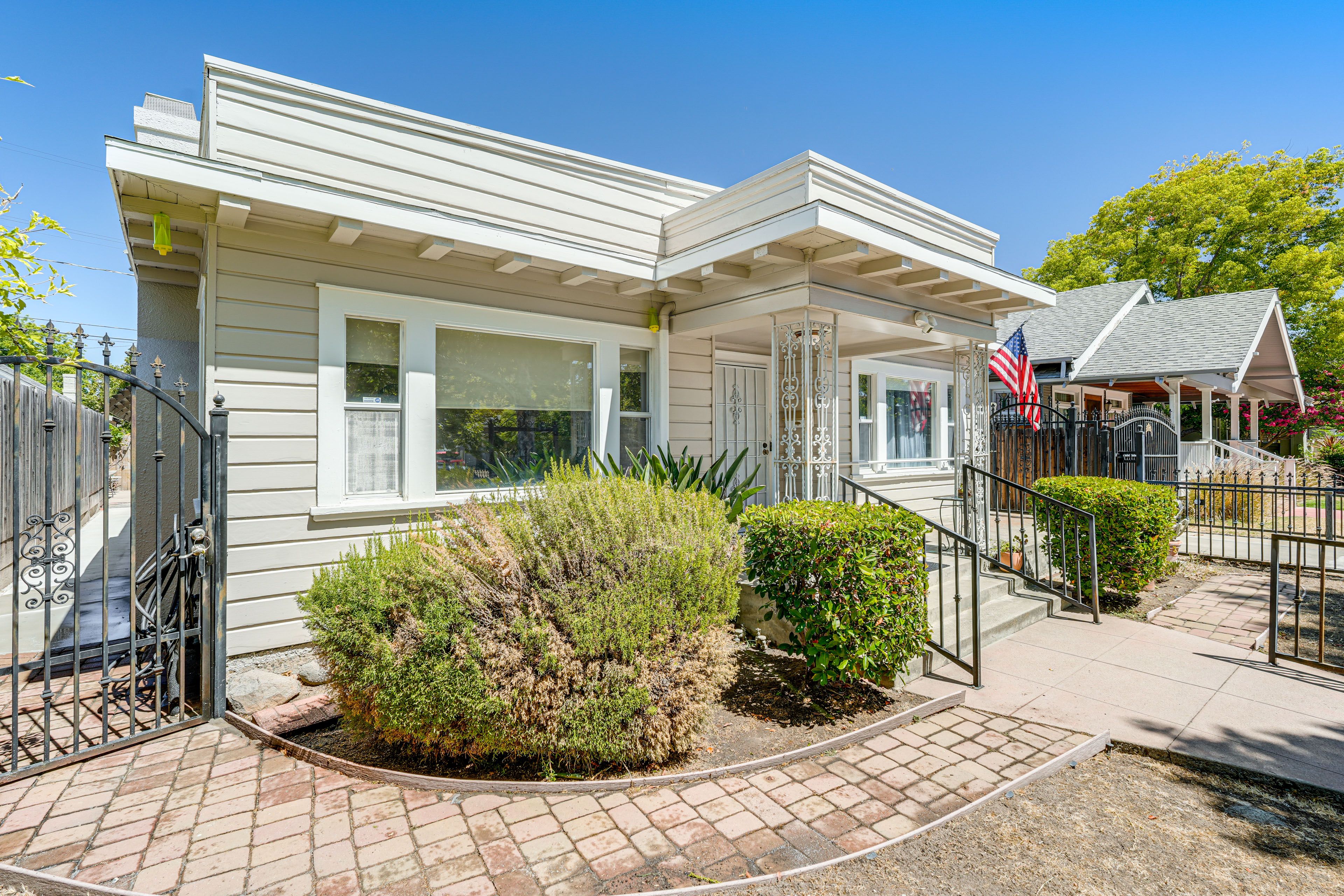 Exterior | Driveway (2 Vehicles)