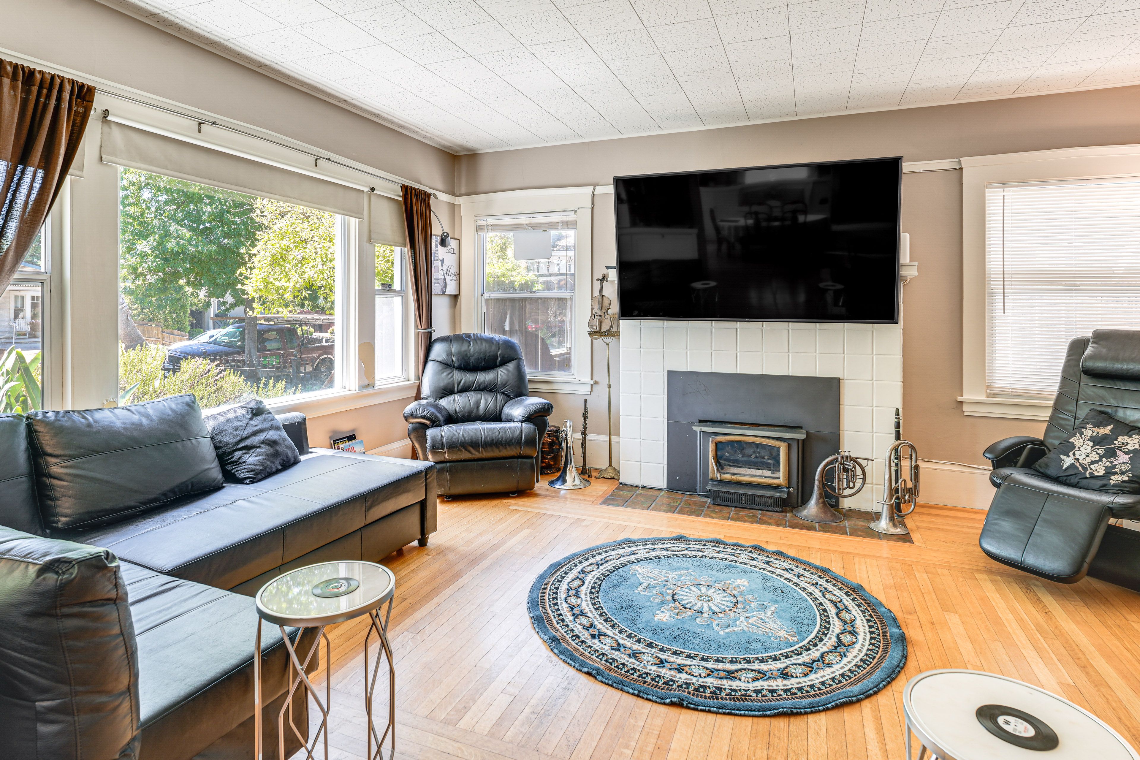 Living Room | Free WiFi | 80″ Smart TV | Twin Sleeper Sofa