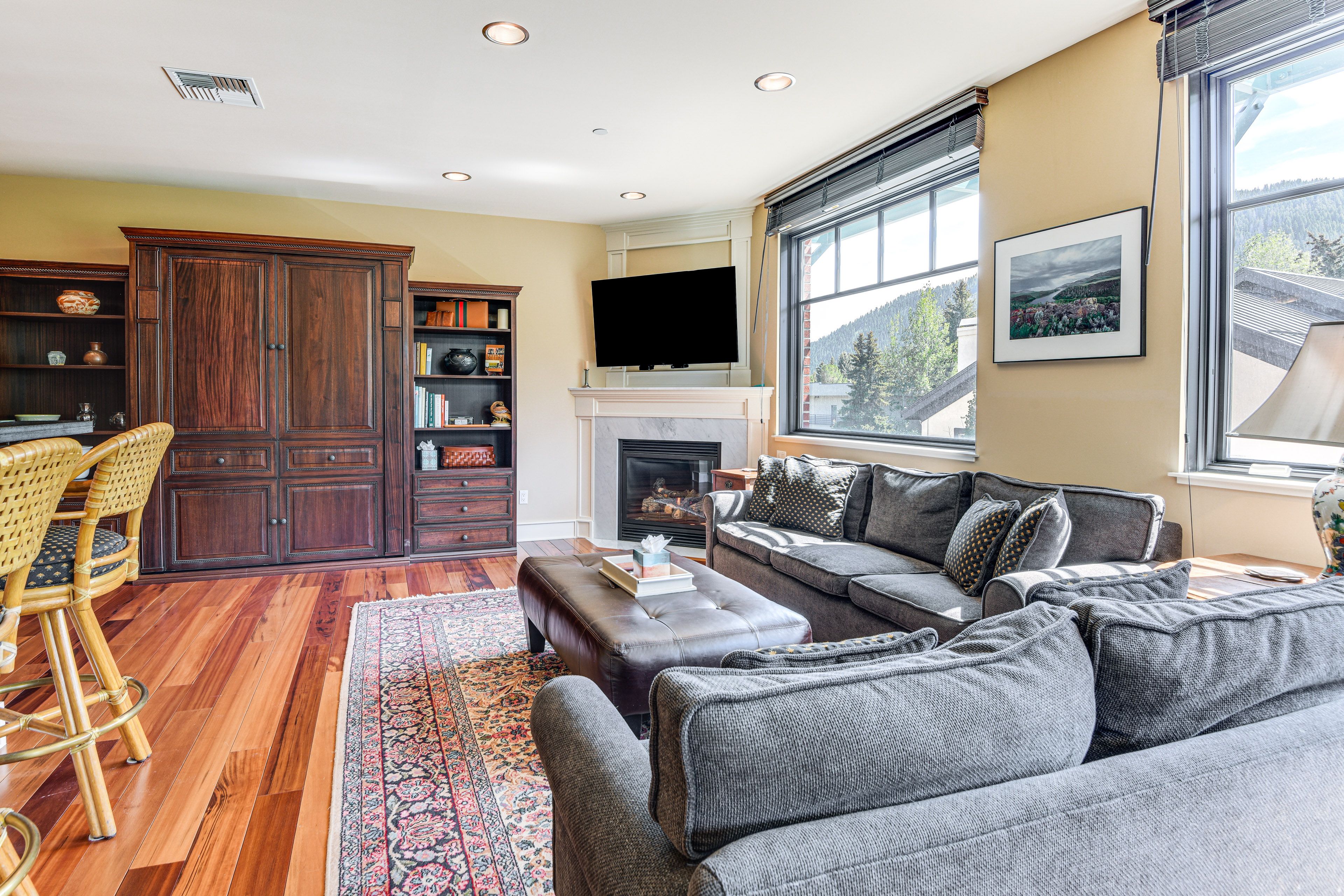 Living Room | Queen Murphy Bed | Gas Fireplace | Smart TV | Central A/C