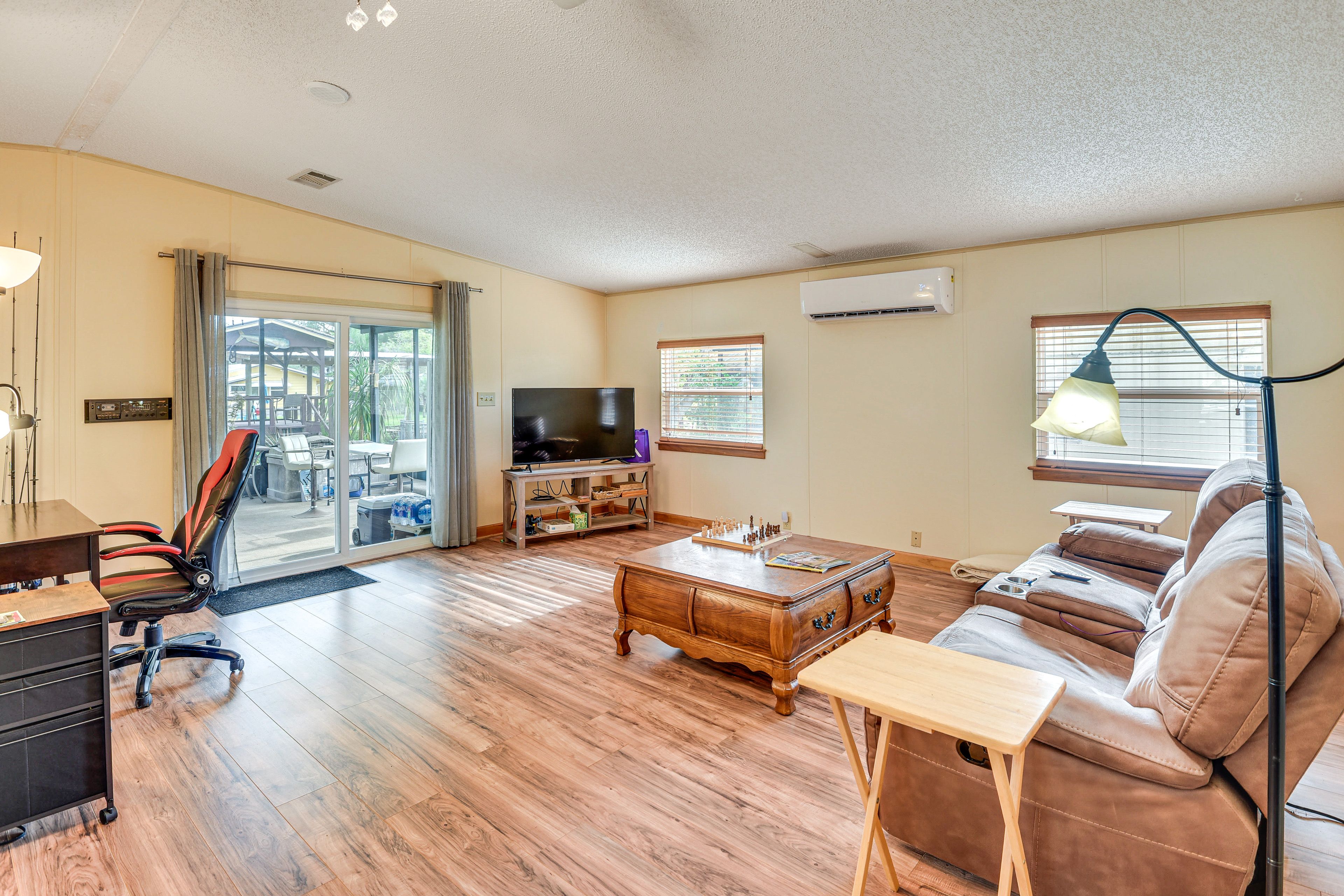 Living Room | Free WiFi | Smart TV | Mini-Split A/C | Desk