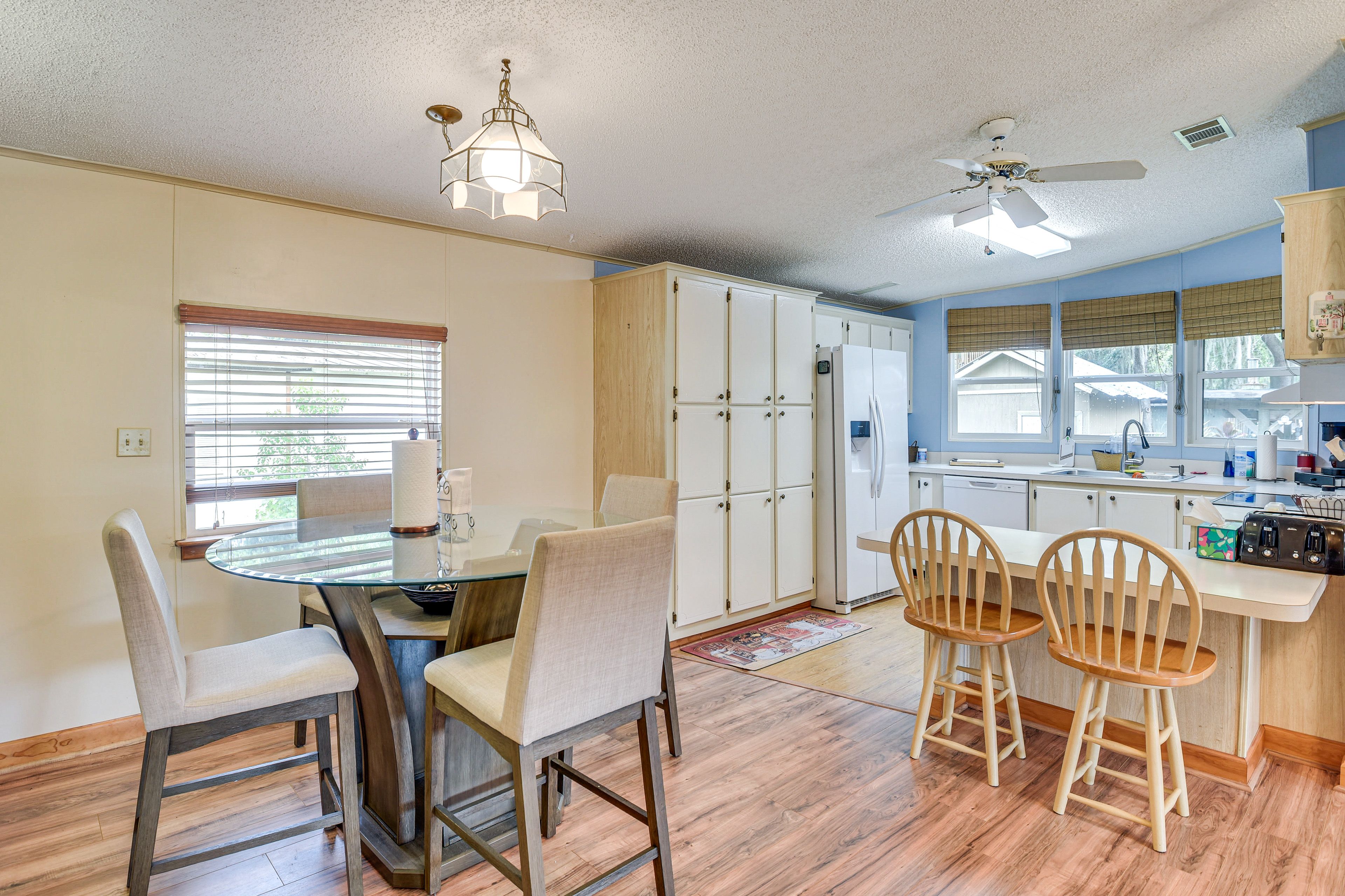 Dining Area | Kitchen