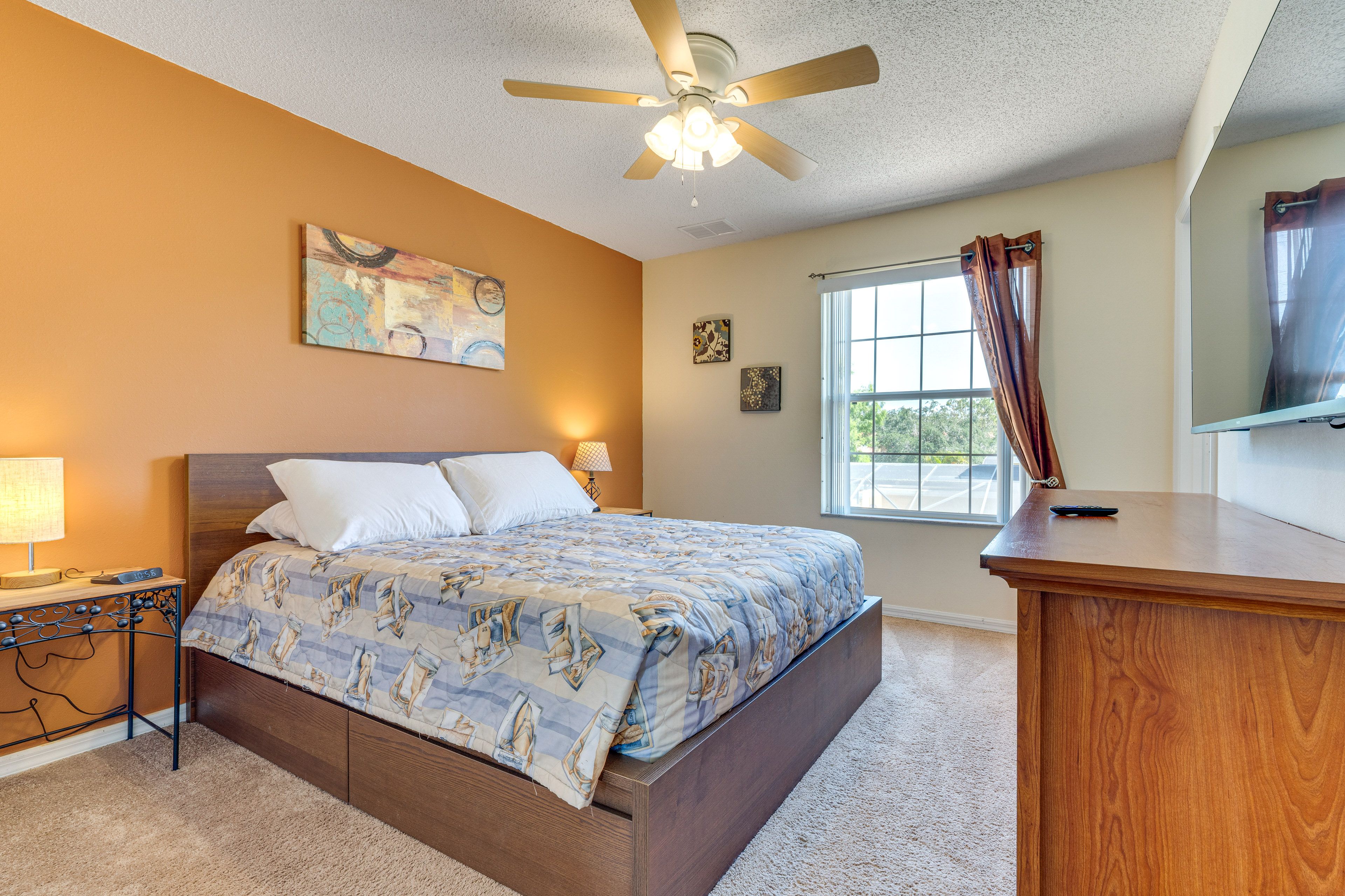 Bedroom 1 | Queen Bed | Smart TV | En-Suite Bathroom | 2nd Floor