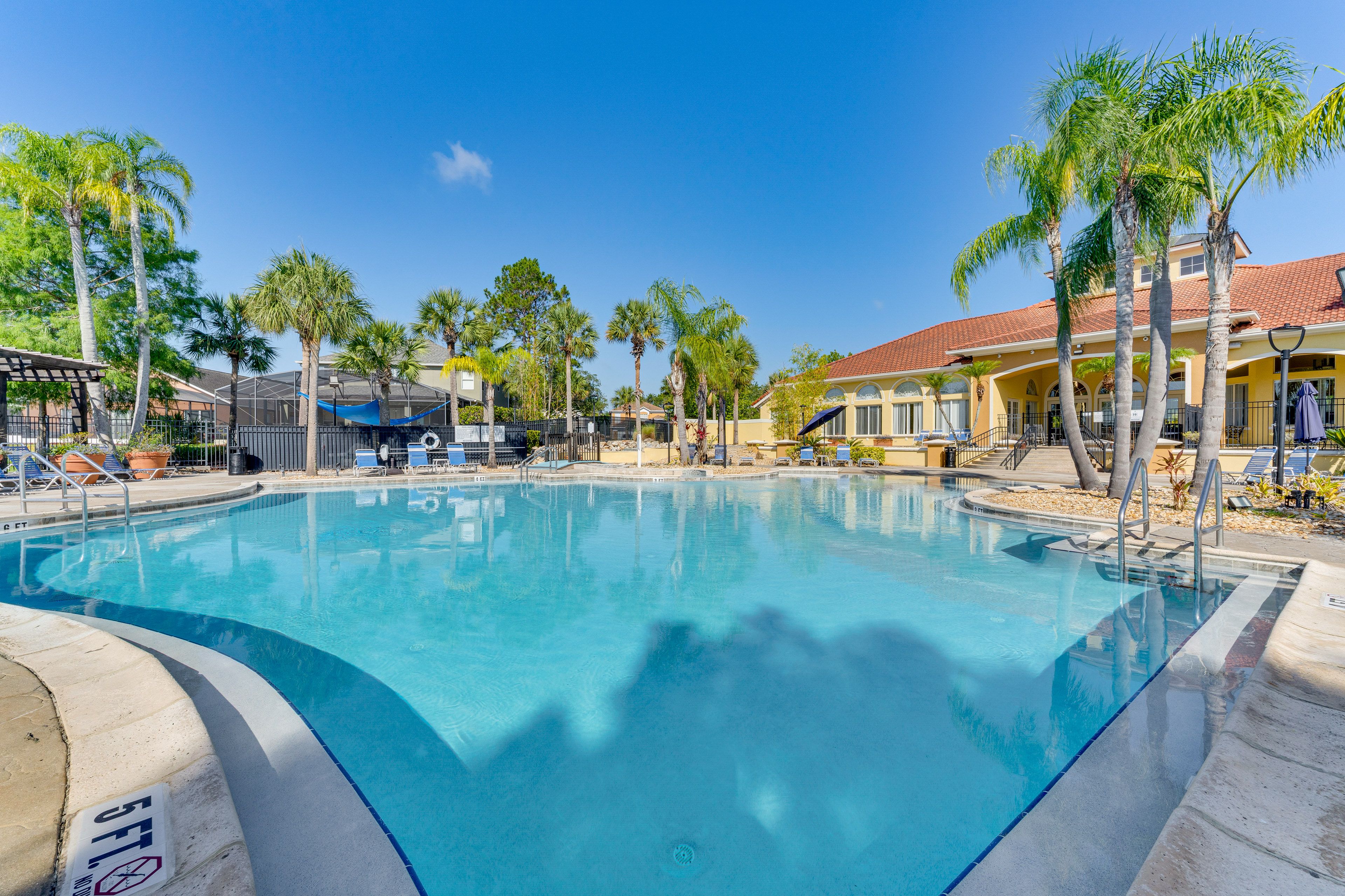 Kissimmee Vacation Rental | 3BR | 2.5BA | 1,289 Sq Ft | 1 Step to Enter