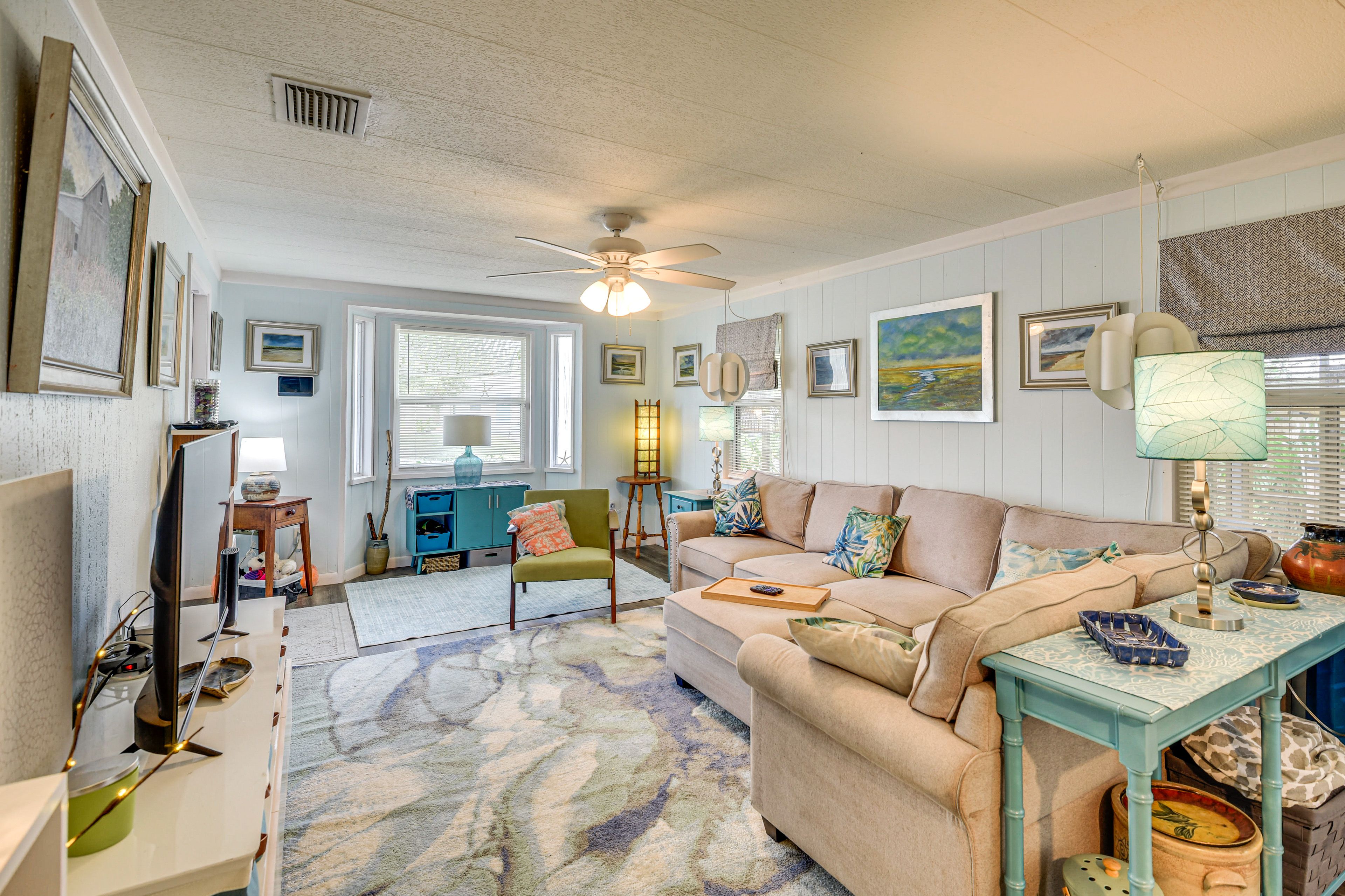Living Room | Smart TV | Free WiFi | Single-Story Home