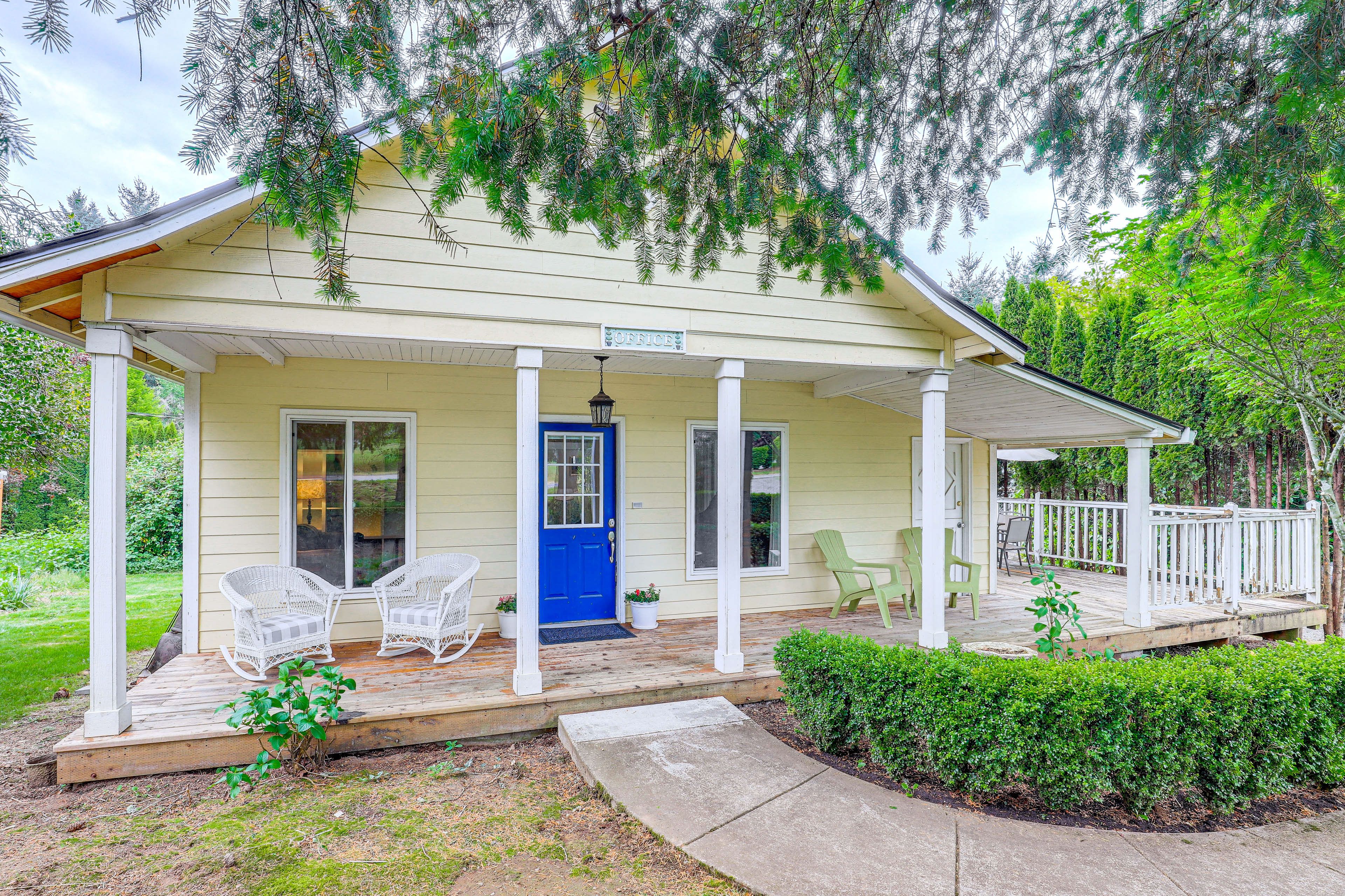 Home Exterior | Parking | Driveway (2 Vehicles)