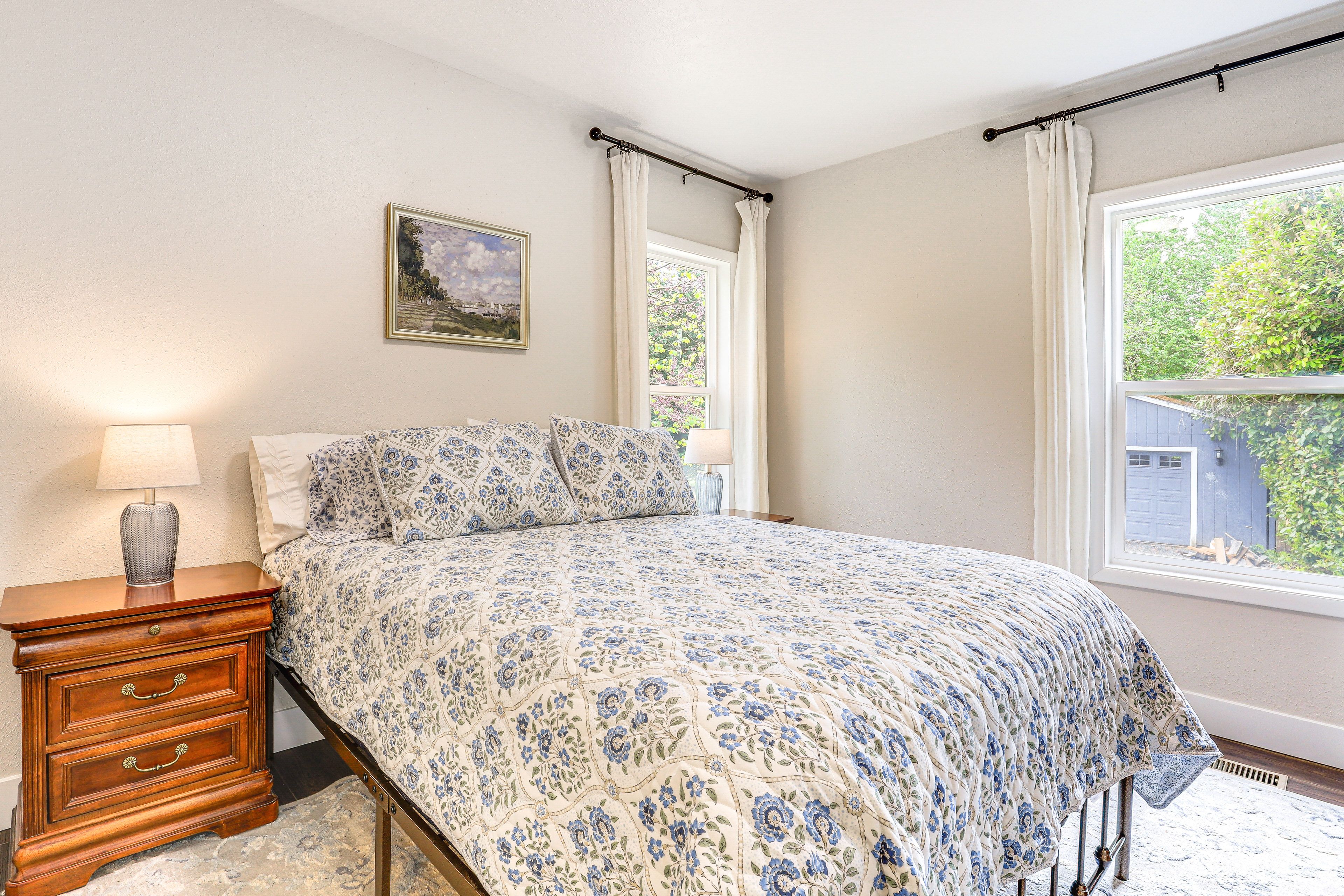 Bedroom 1 | Queen Bed