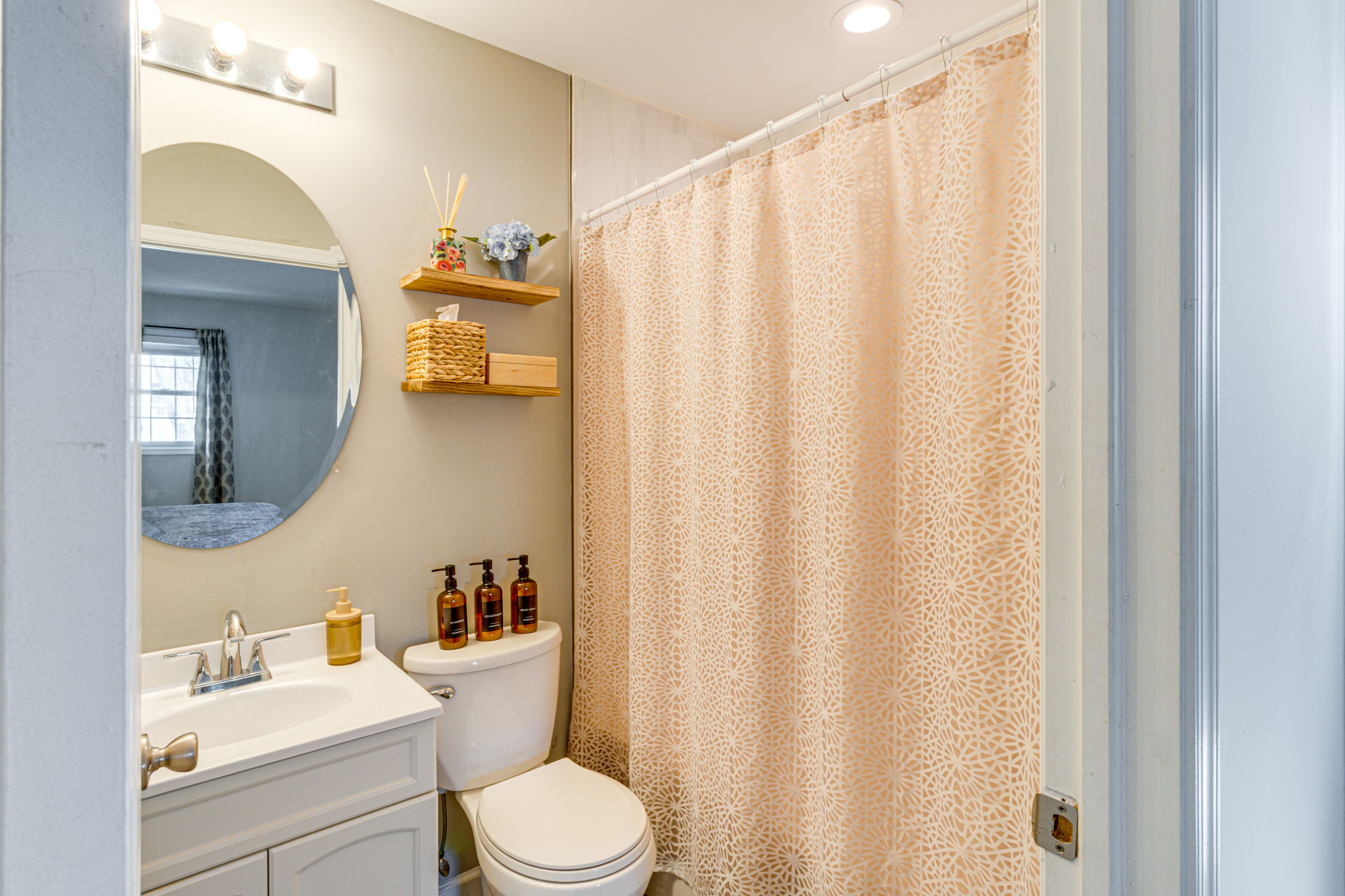 Full Bathroom | Towels Provided