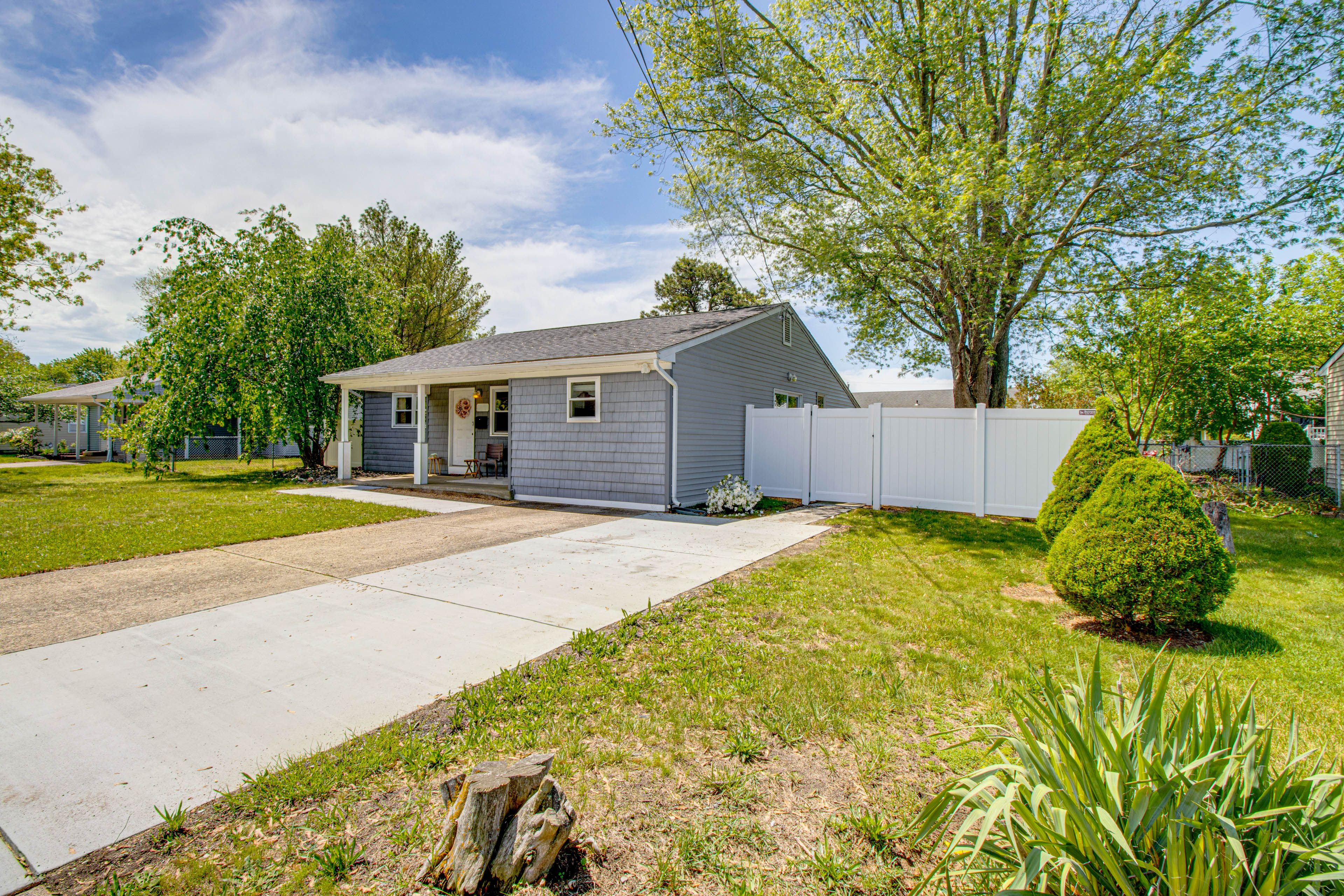 Home Exterior | Parking | Driveway (2 Vehicles) | Free Street