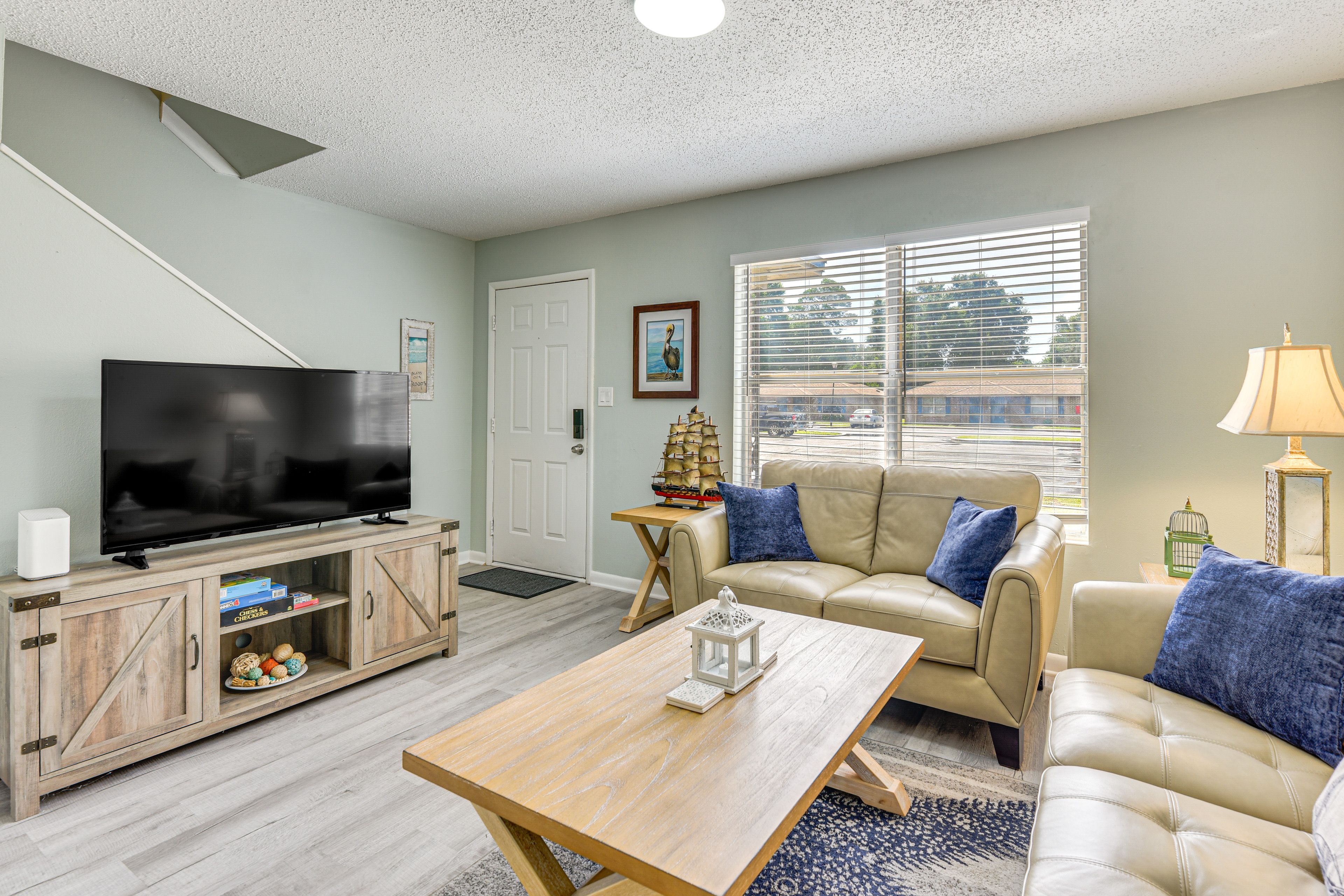 Niceville Vacation Rental | 2BR | 1BA | 875 Sq Ft | Stairs Required
