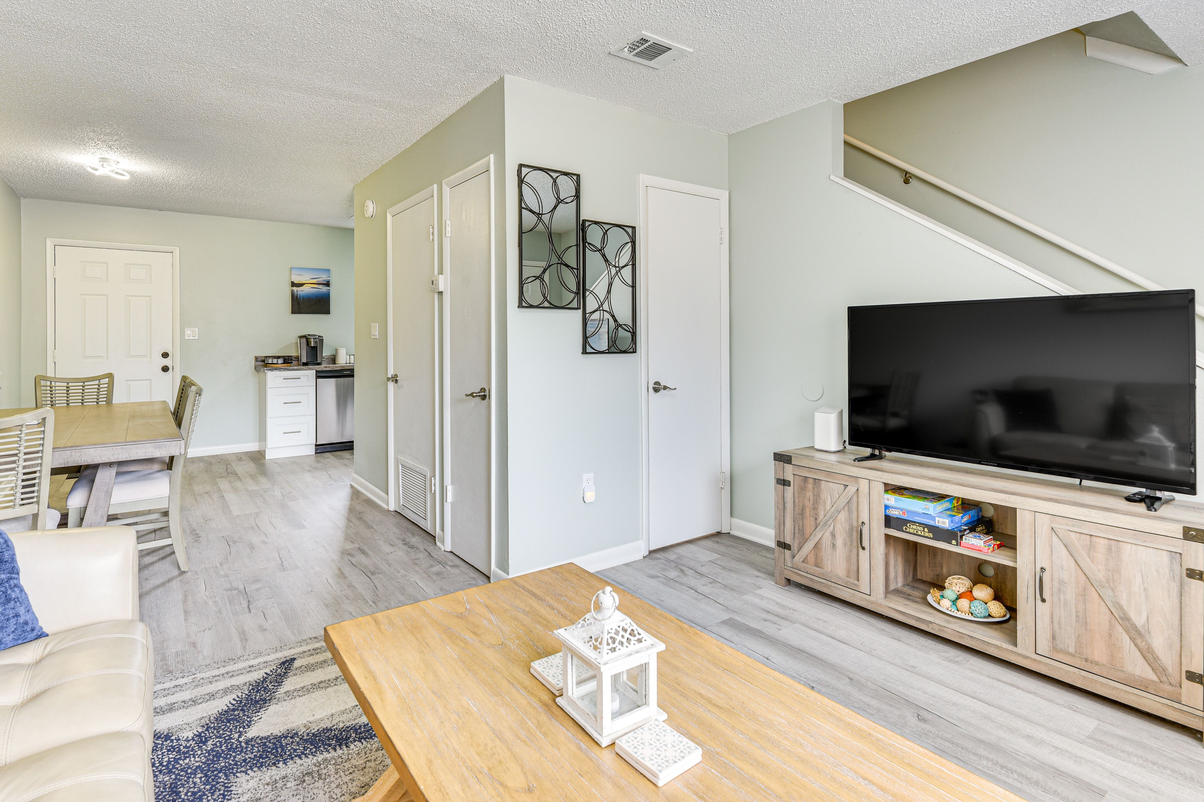 Living Room | 1st Floor | Smart TV | Board Games