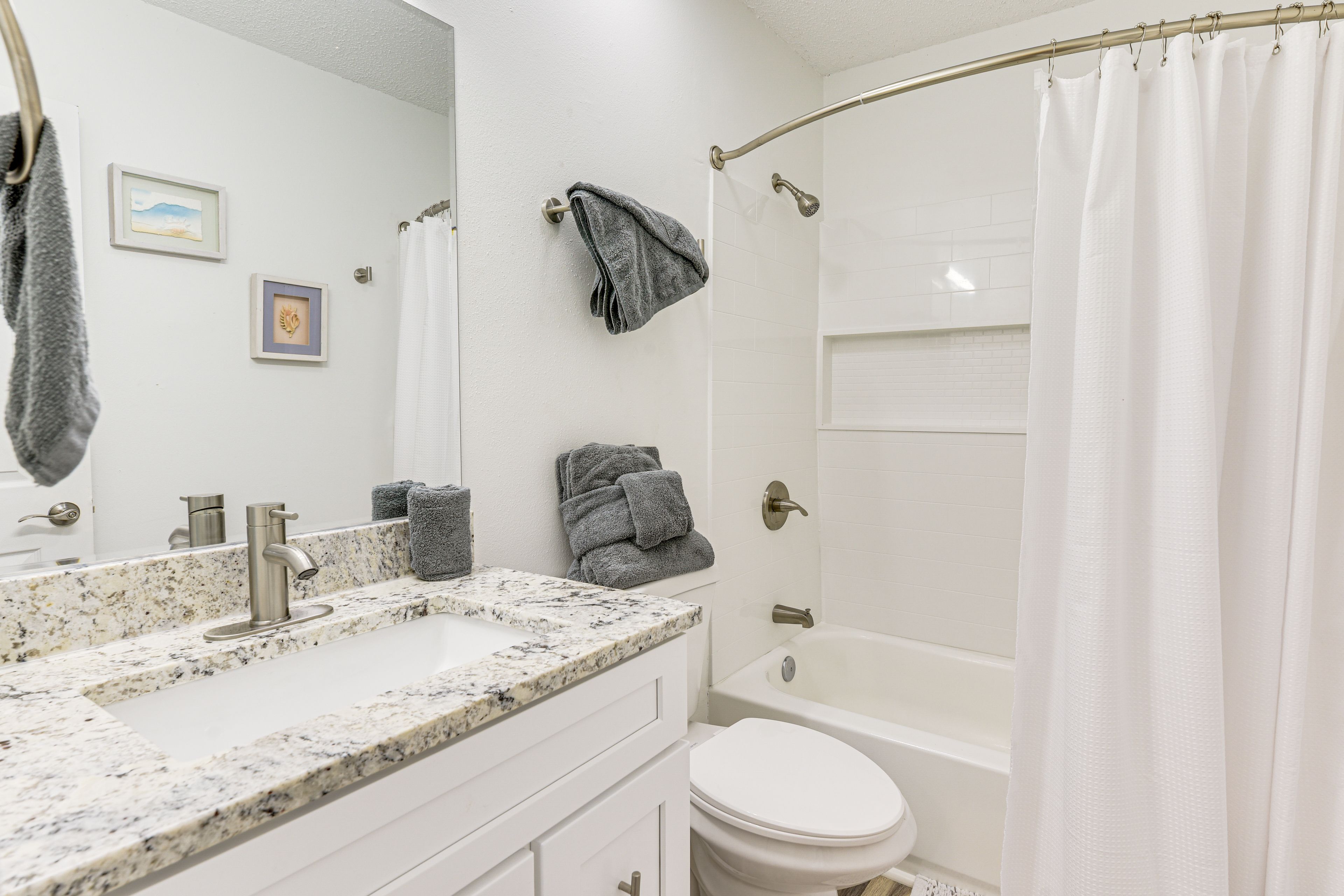 Full Bathroom | 2nd Floor | Towels Provided