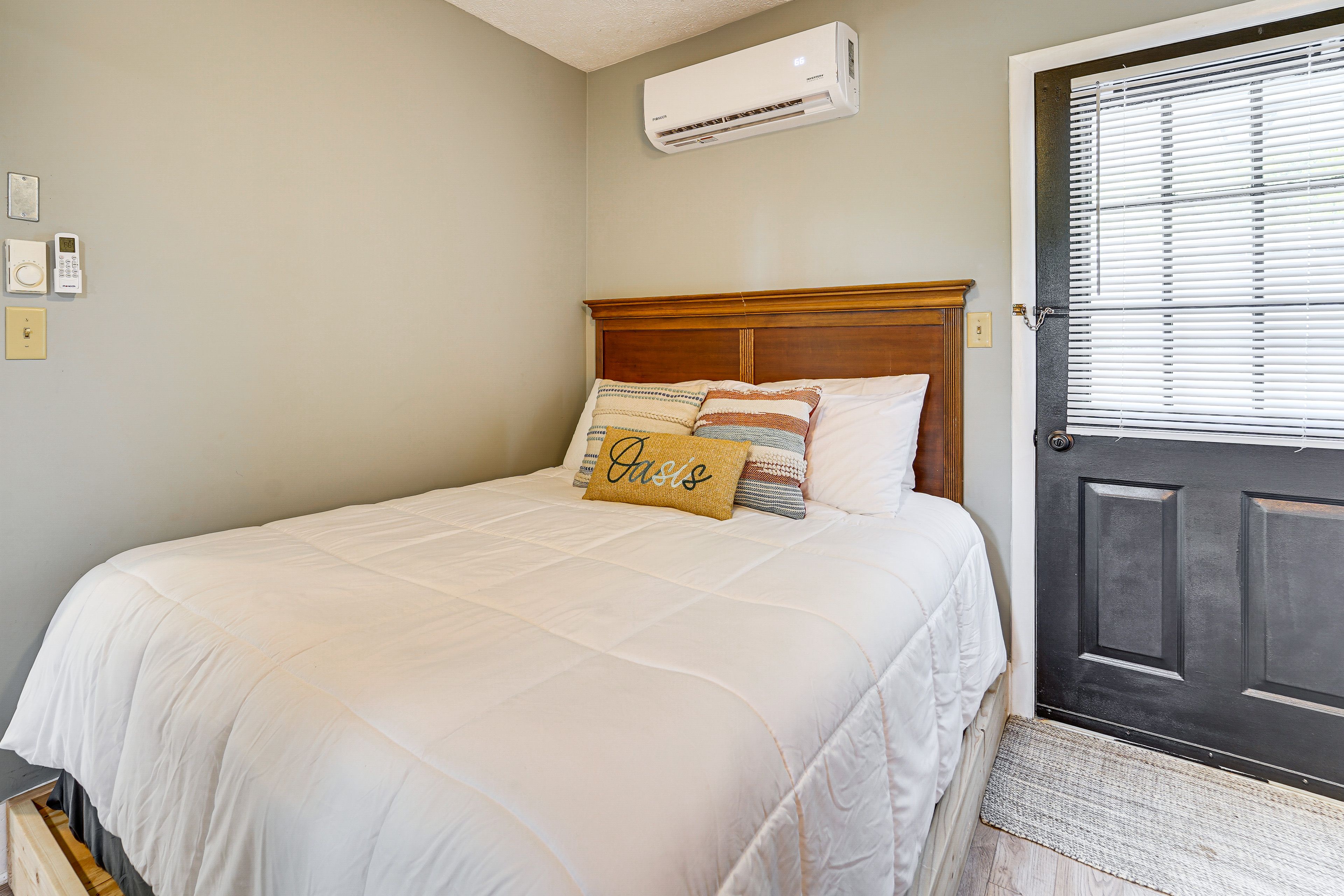 Bedroom | Queen Bed | Linens Provided
