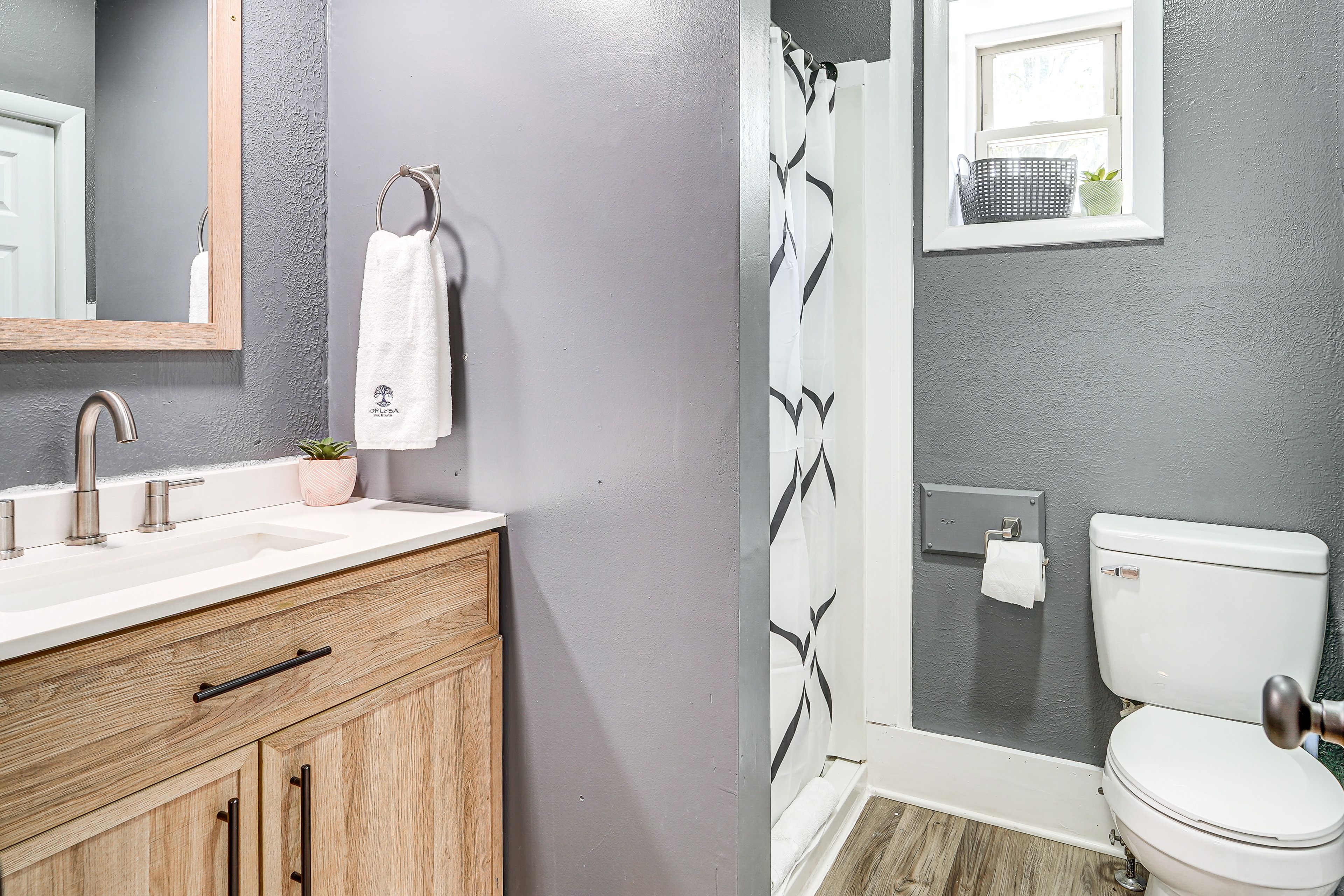 Full Bathroom | Towels Provided